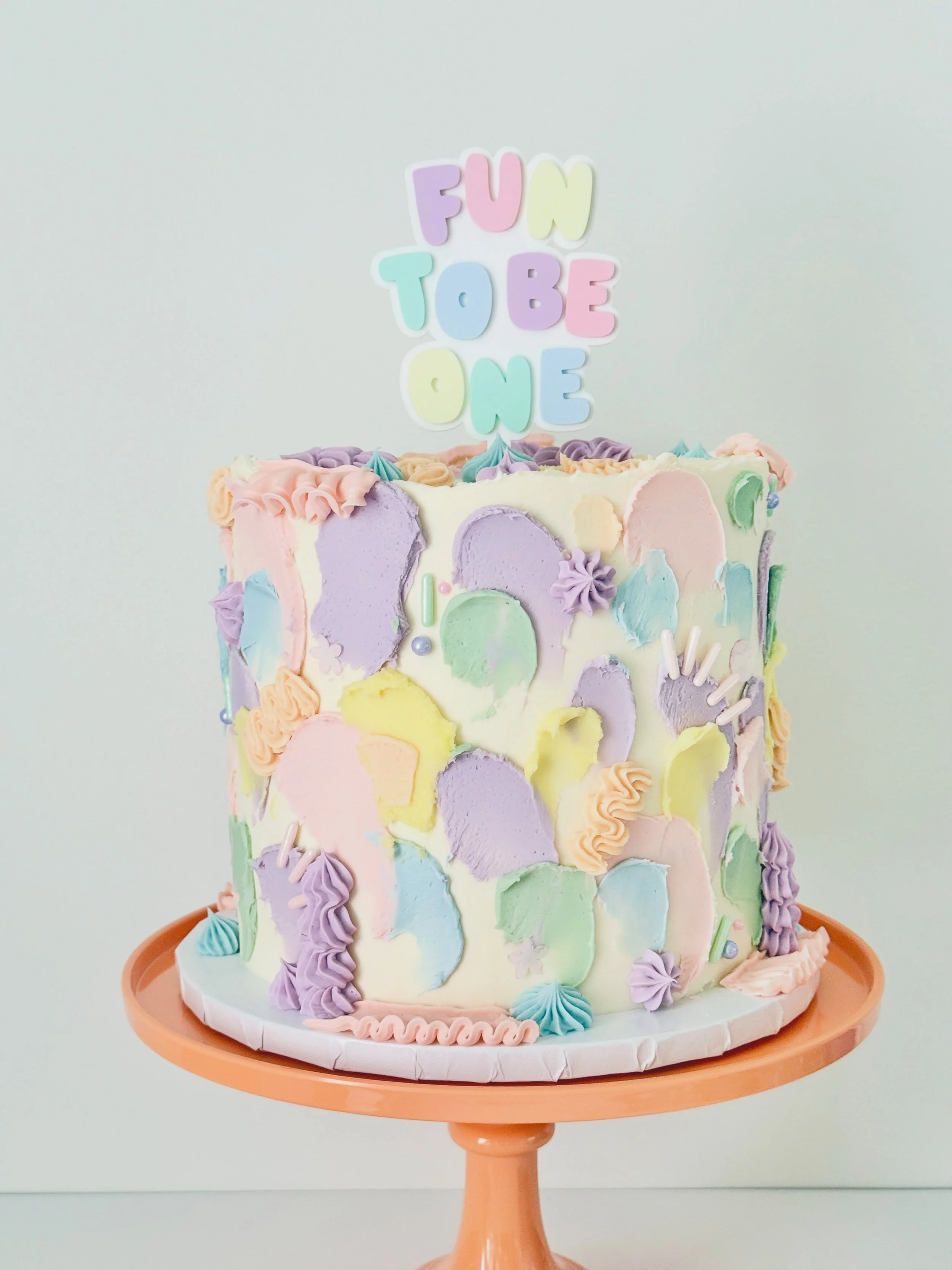 A textured cutie from the weekend🤩

8&rdquo; funfetti cake with cookies and cream buttercream 

Inspired by @bakesbyher