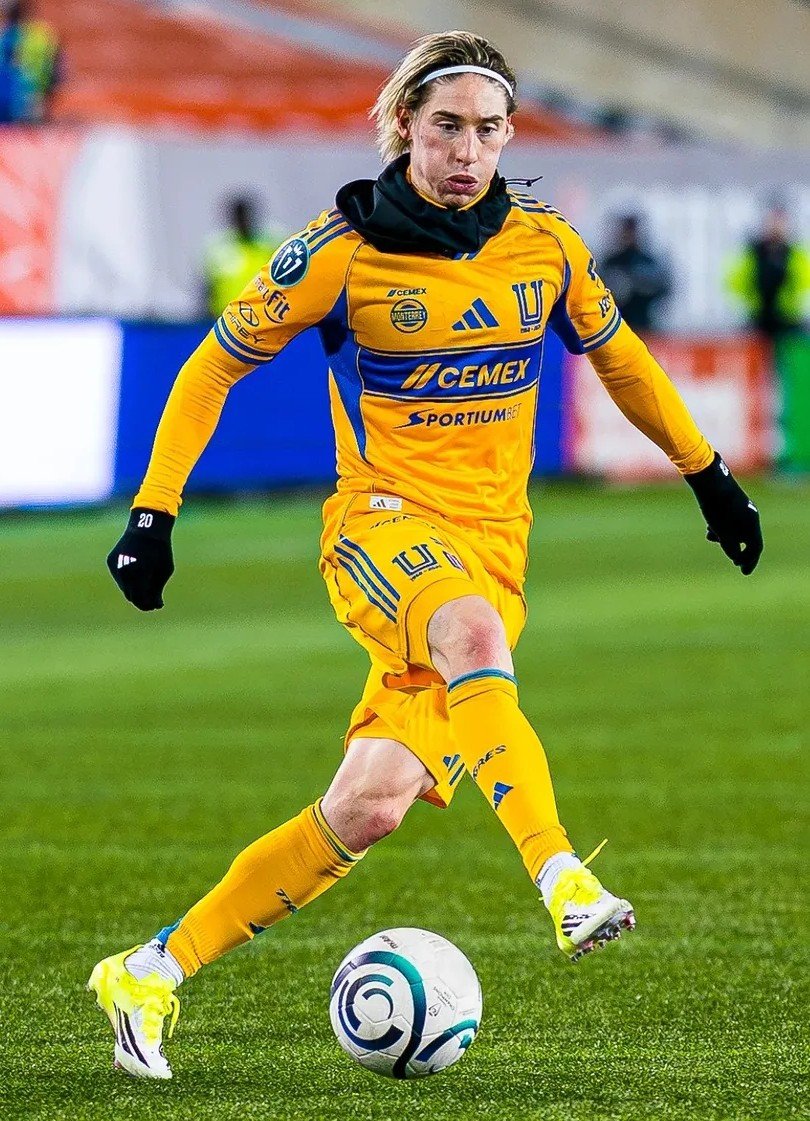 Marcelo Flores moving the ball for Tigres during a CONCACAF Champions League match