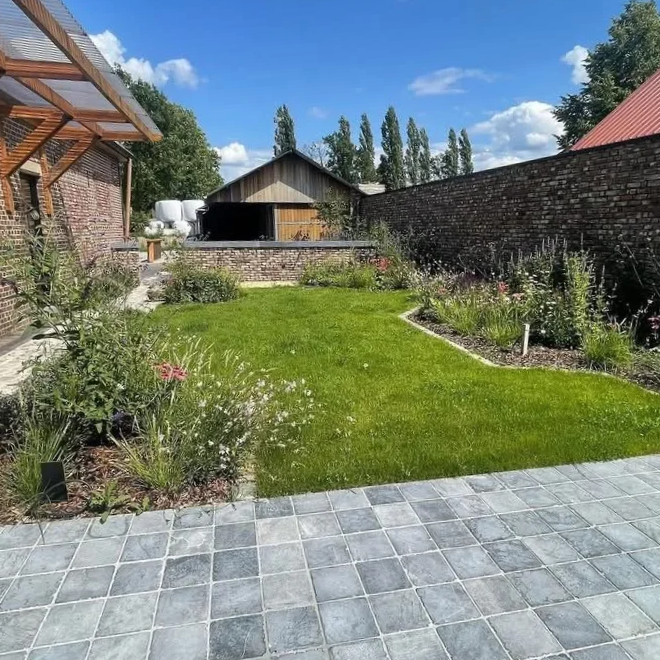 Aanleg achtertuin en blauwsteen terras