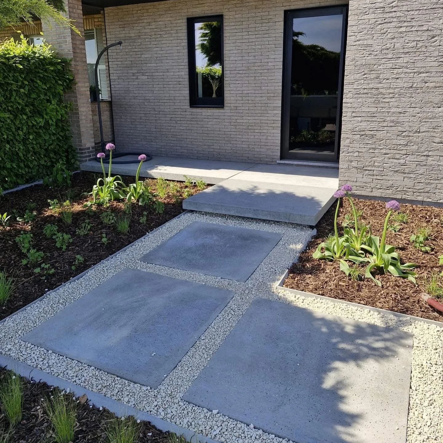 Megategel wandelpad met beplanting