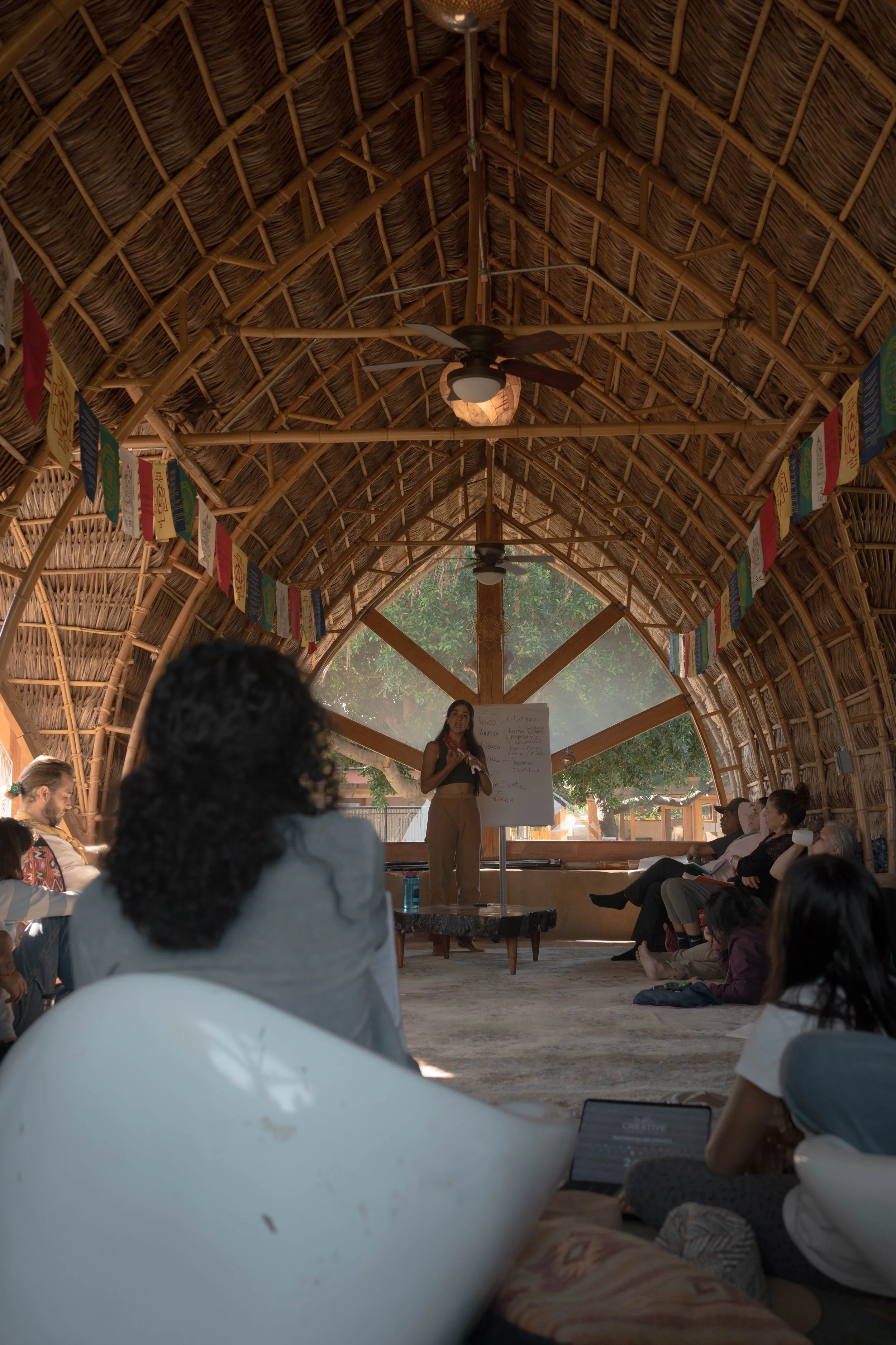 Curso en la Aula de Tierra del Sol centro de aprendizaje dedicado a la educación y la agricultura regenerativa bio-construccion