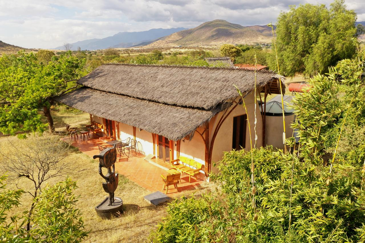 Edificio de construcción natural con bioconstrucción y diseño bioclimático en centro de aprendizaje de permacultura y agricultura regenerativa