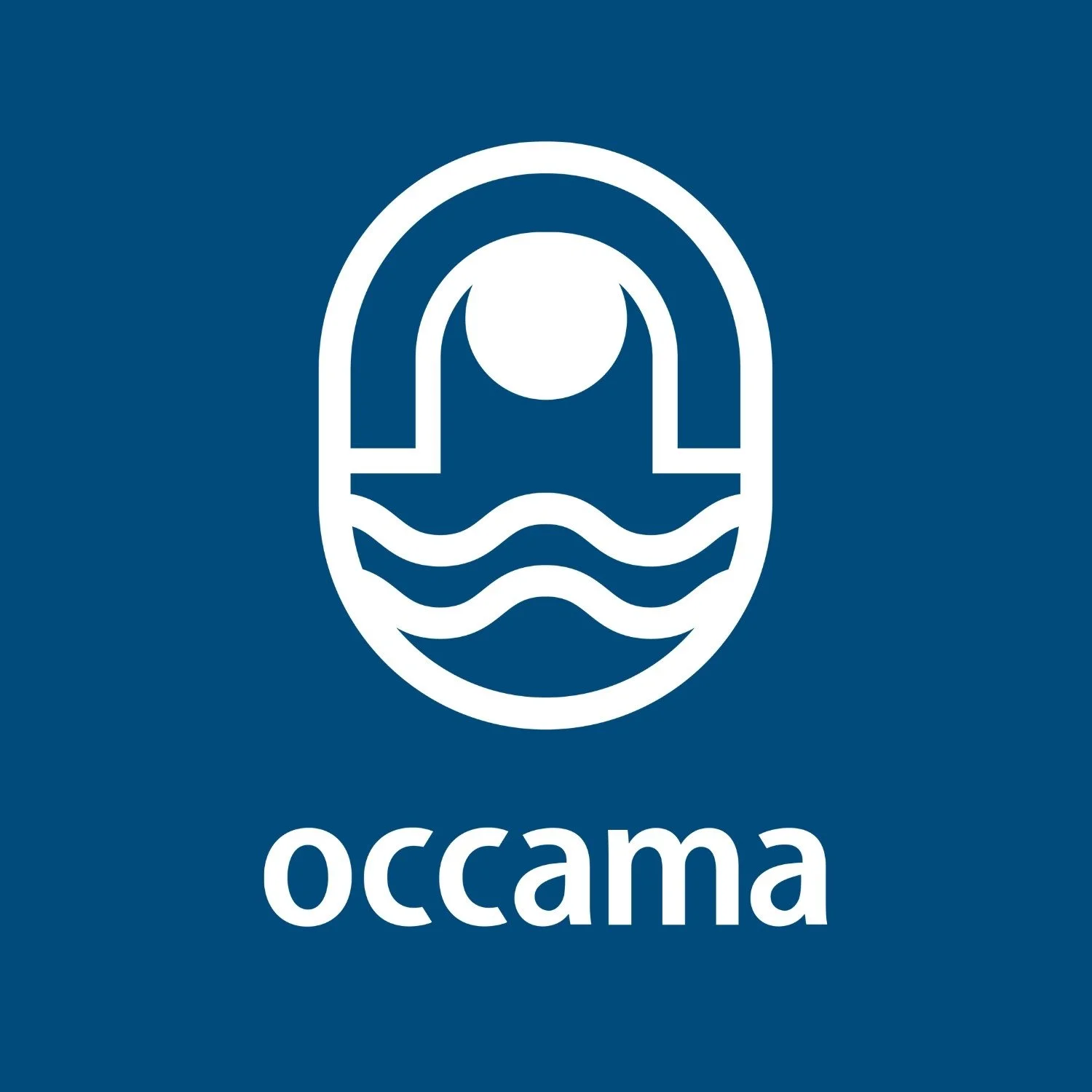 Logotipo del océano Ocama con un icono de un arcos con agua y una luna o sol en el centro sobre fondo azul con el texto 'ocama' debajo.