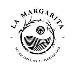 Logotipo circular con el texto 'La Margarita' en la parte superior y 'Red Colaborativa de Permacultura' en la inferior, con un dibujo en el centro de una margarita, hojas y líneas que representan el paisaje o tierra.