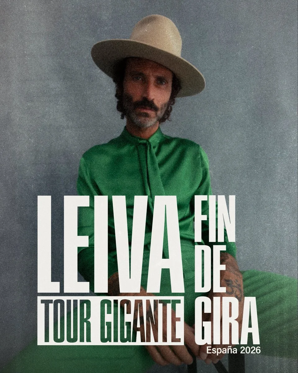 Cartel promocional del concierto de Leiva en España 2026, con una imagen del artista que lleva un sombrero, una camisa verde y un fondo gris.