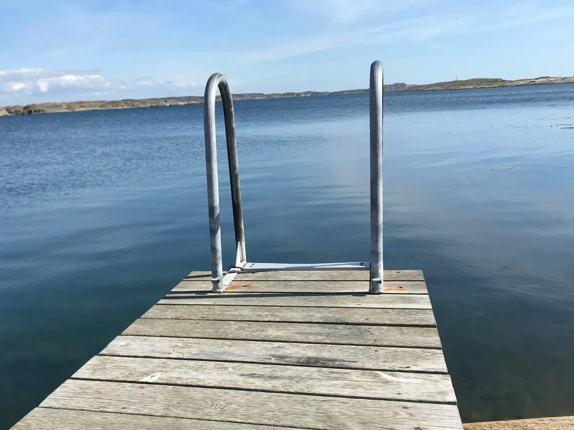 Träbrygga i kustmiljö som illustrerar ansökan om brygga och strandskyddsdispens