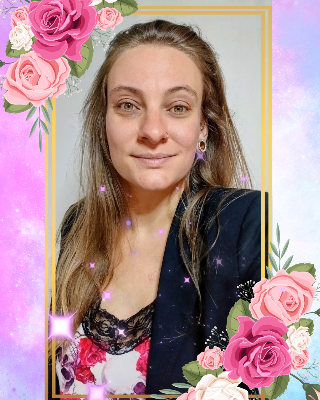 Une femme souriante avec des cheveux longs et blond, portant un vêtement à motifs floraux et des boucles d'oreilles, encadrée de fleurs et d'effets magiques dans une bordure décorative.