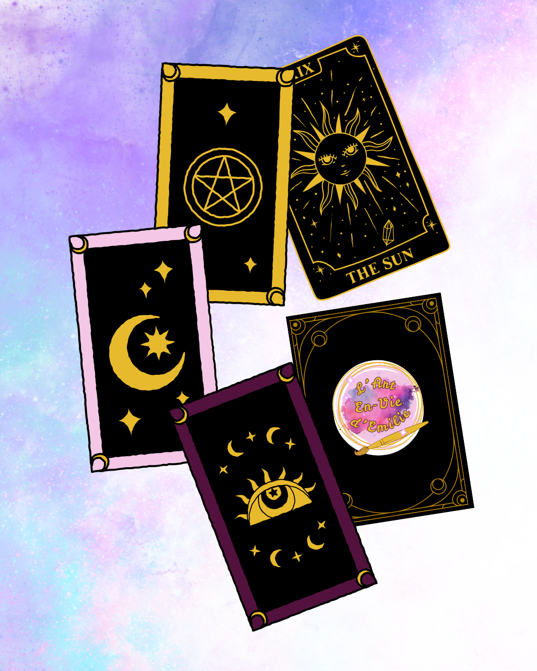 Cinq cartes de tarot aux designs astrales, une avec le soleil, une avec la lune, une avec l'œil et les phases de la lune, une avec le symbole du pentacle, et une avec une inscription en français 'L'Art En-Vie d'Emilie'.