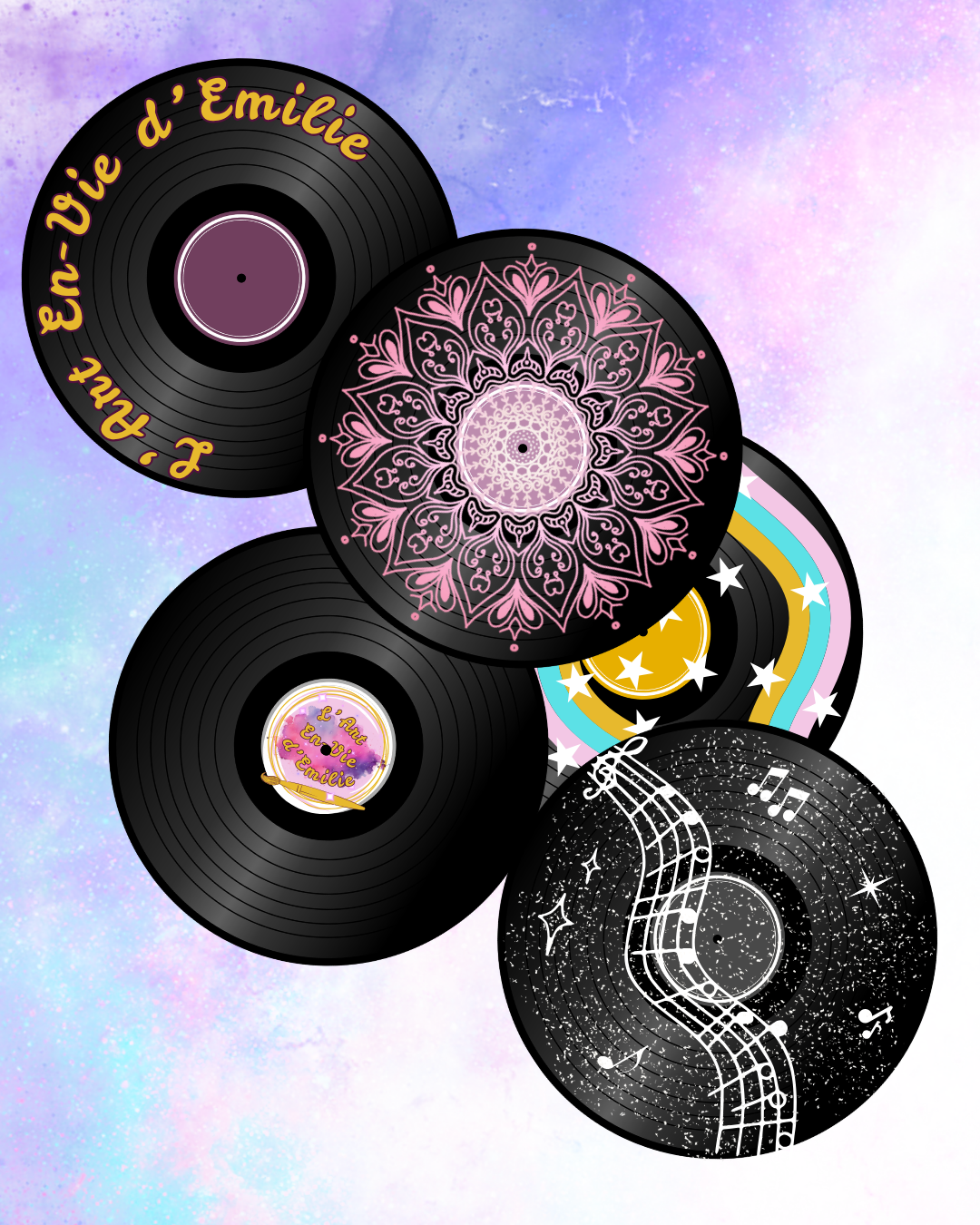 Disque vinyle avec un motif mandala rose au centre, un autre disque avec une musique et des étoiles, un disque avec le nom du site L'Art En-Vie d'Emilie, et un autre avec un motif de lune et arc-en-ciel, tous sur un fond dégradé pastel.