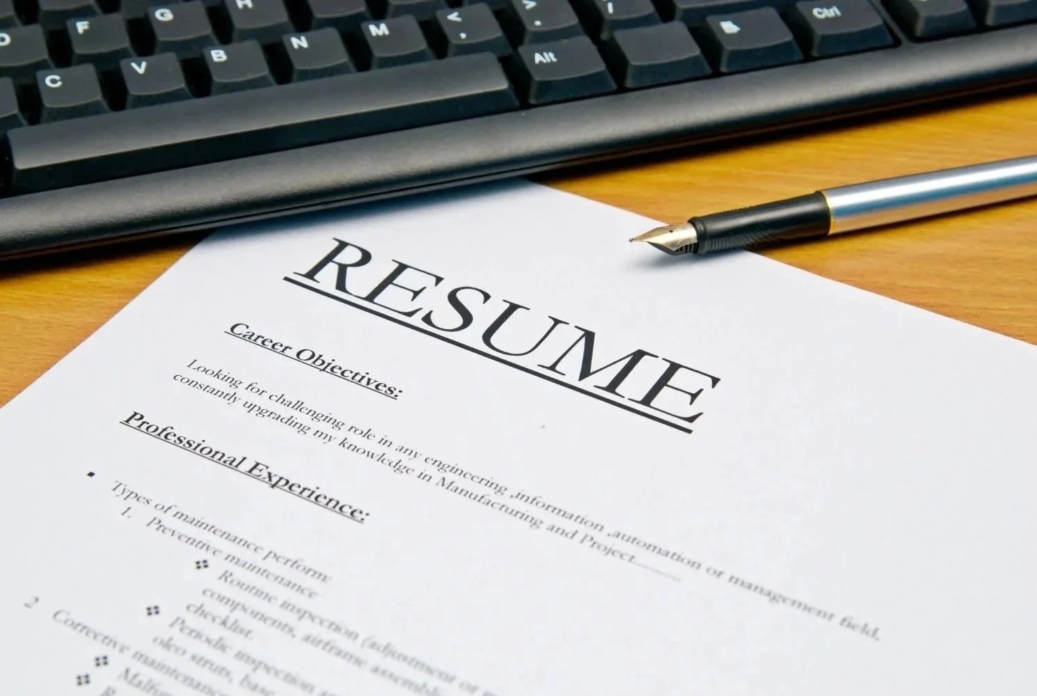 Computer keyboard and resume on a desk