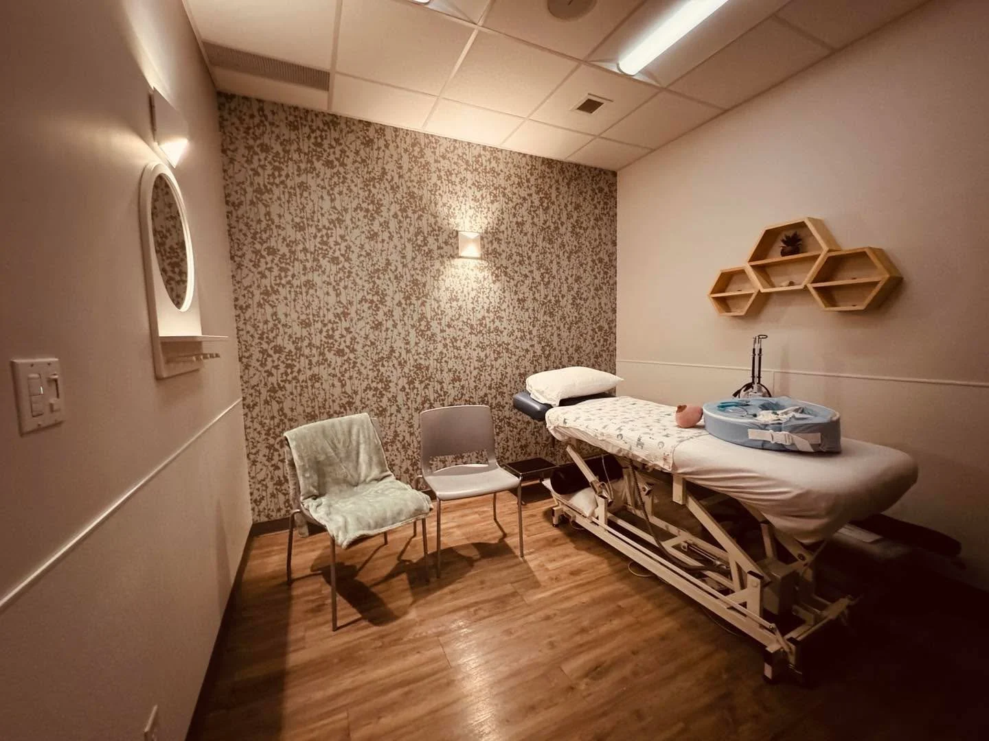 Scrolling endless social media videos for breastfeeding support? Get ACTUAL support from a dedicated professional instead. You and baby will feel comfortable, cared for, and listened to in this welcoming clinic space. Check out my breastfeeding and i