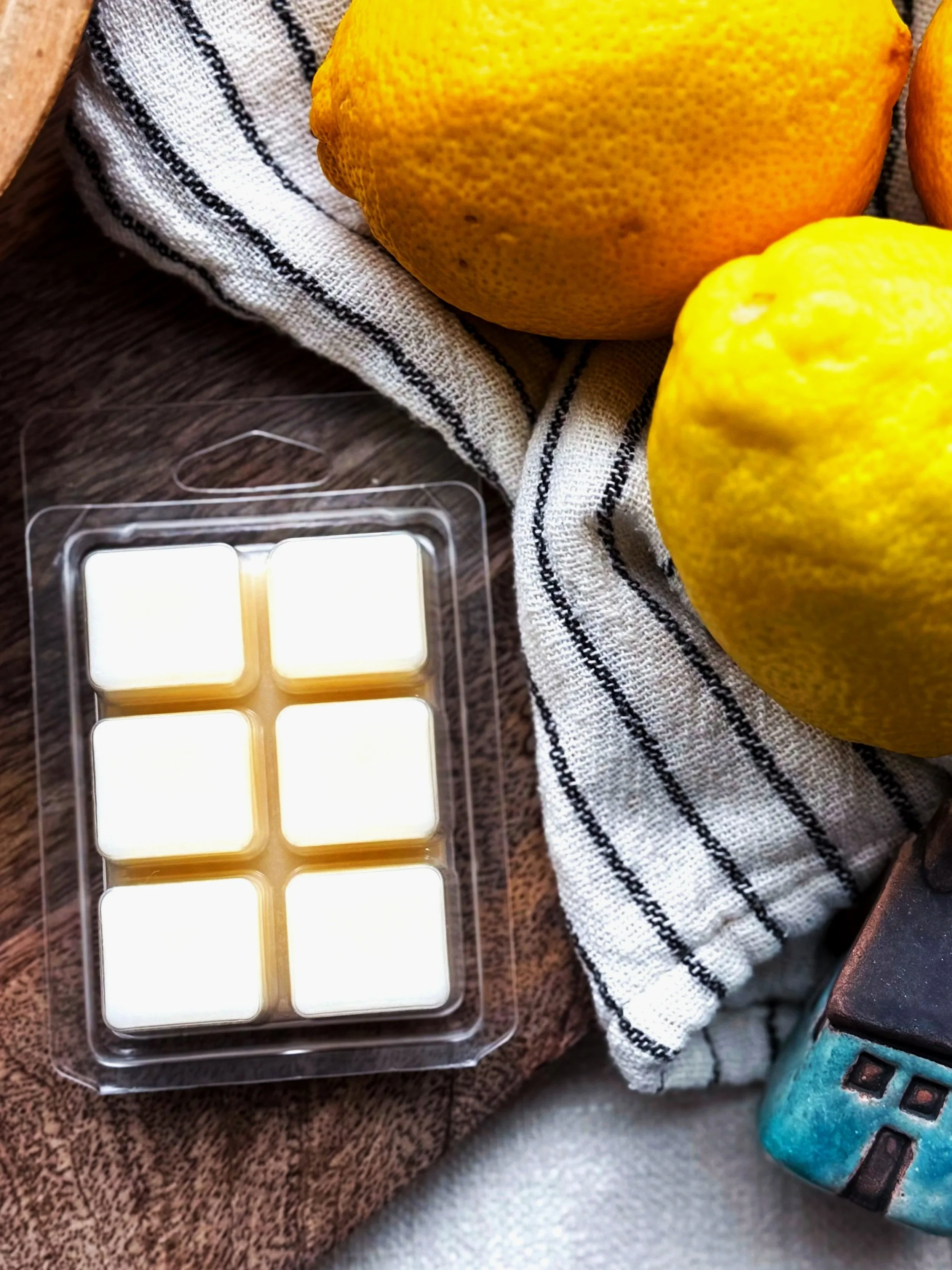 backside - Lemon Cake - lemon and sugar wax melt