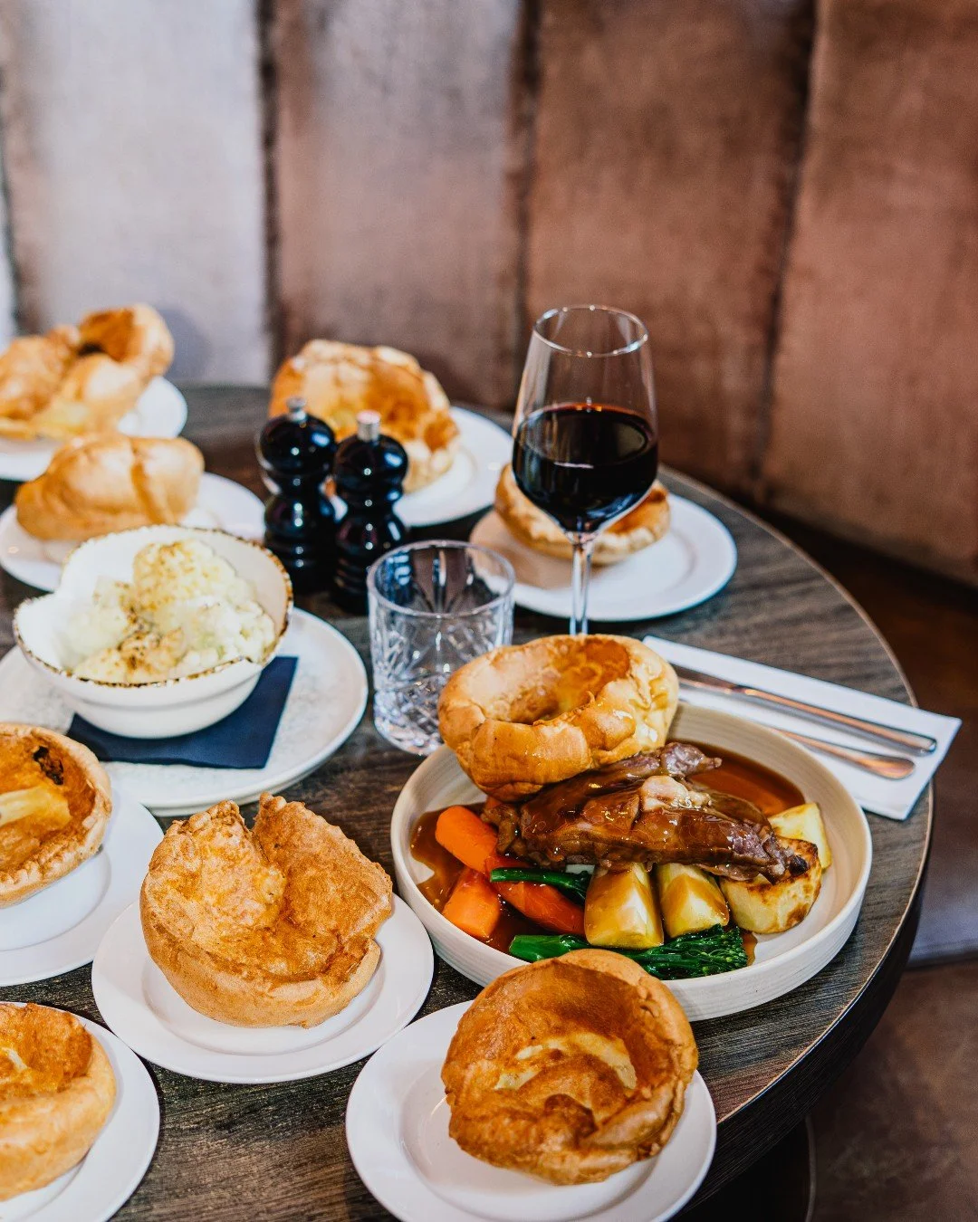 They said &ldquo;save room for dessert&rdquo;&hellip; but you&rsquo;re on your 5th Yorkshire pudding 👀🥲

At The Hudson Restaurant:
✨ Unlimited Yorkshires &amp; gravy
🍽️ Proper Sunday roast
💸 1 course &pound;17.95 | 2 courses &pound;21.95 | 3 cour