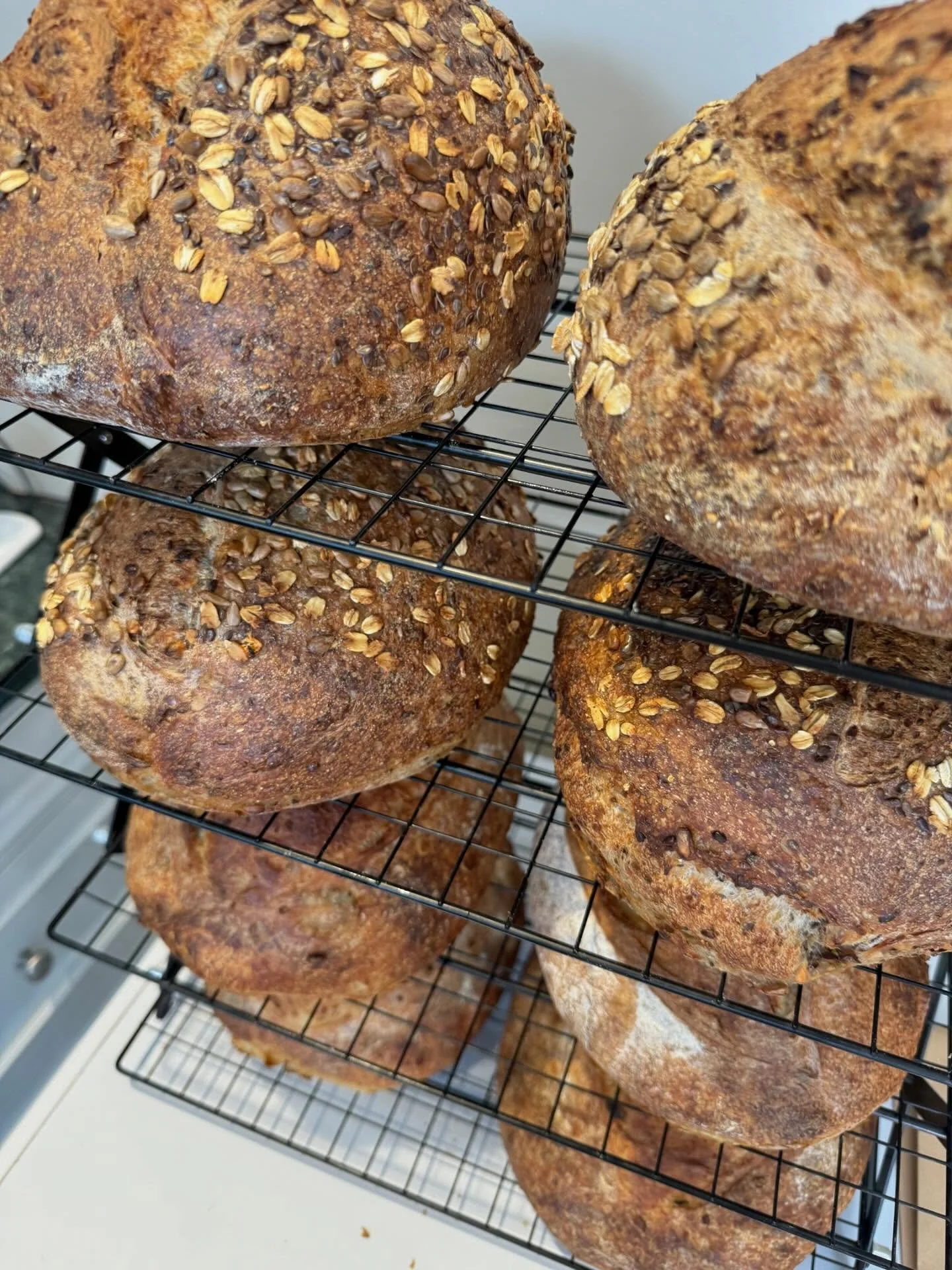 Happy Monday! Kick your week off the right way and fuel your body with healthy, delicious home baked sourdough 💪🏻😋 Easy to order from our website now: beesbread.co ✔️🍞