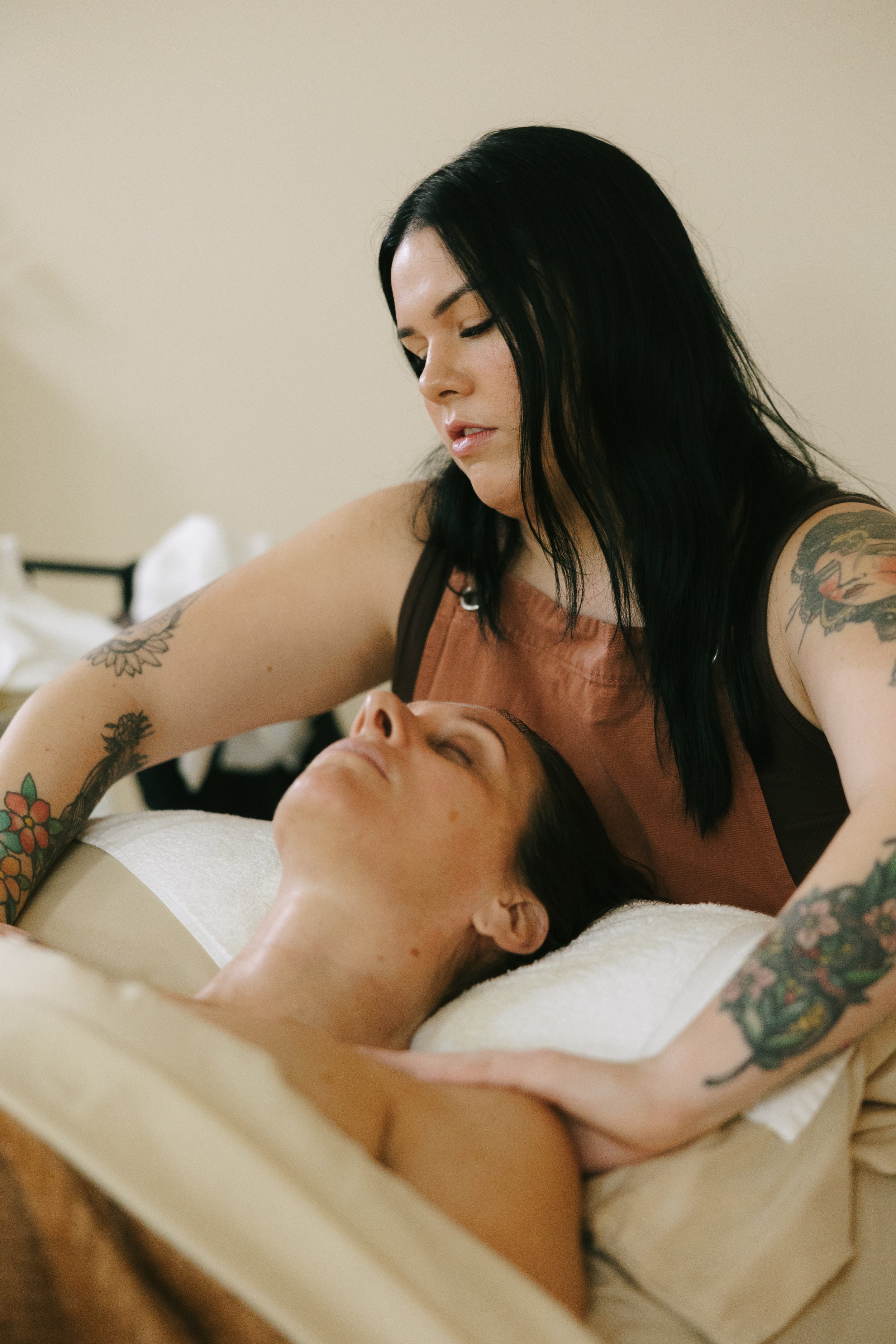 Sam Zbikowski, Owner and Advanced Esthetician of Dahlia Beauty Bar preforming a relaxing, results driven skin treatment. Toledo's Best Day Spa and Skin Studio.
