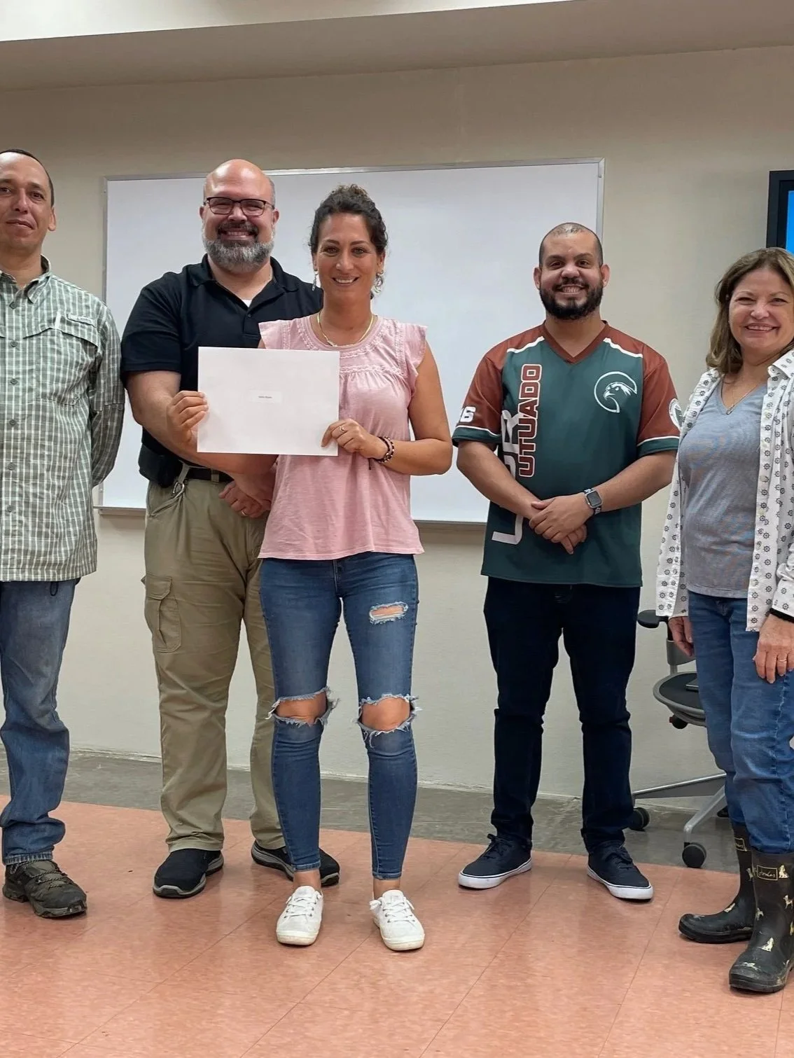 Serie de Talleres Cultivando Resiliencia - Entrega de certificados 2024
Profesores y participantes del Ciclo 1 Cultivando Resiliencia.
