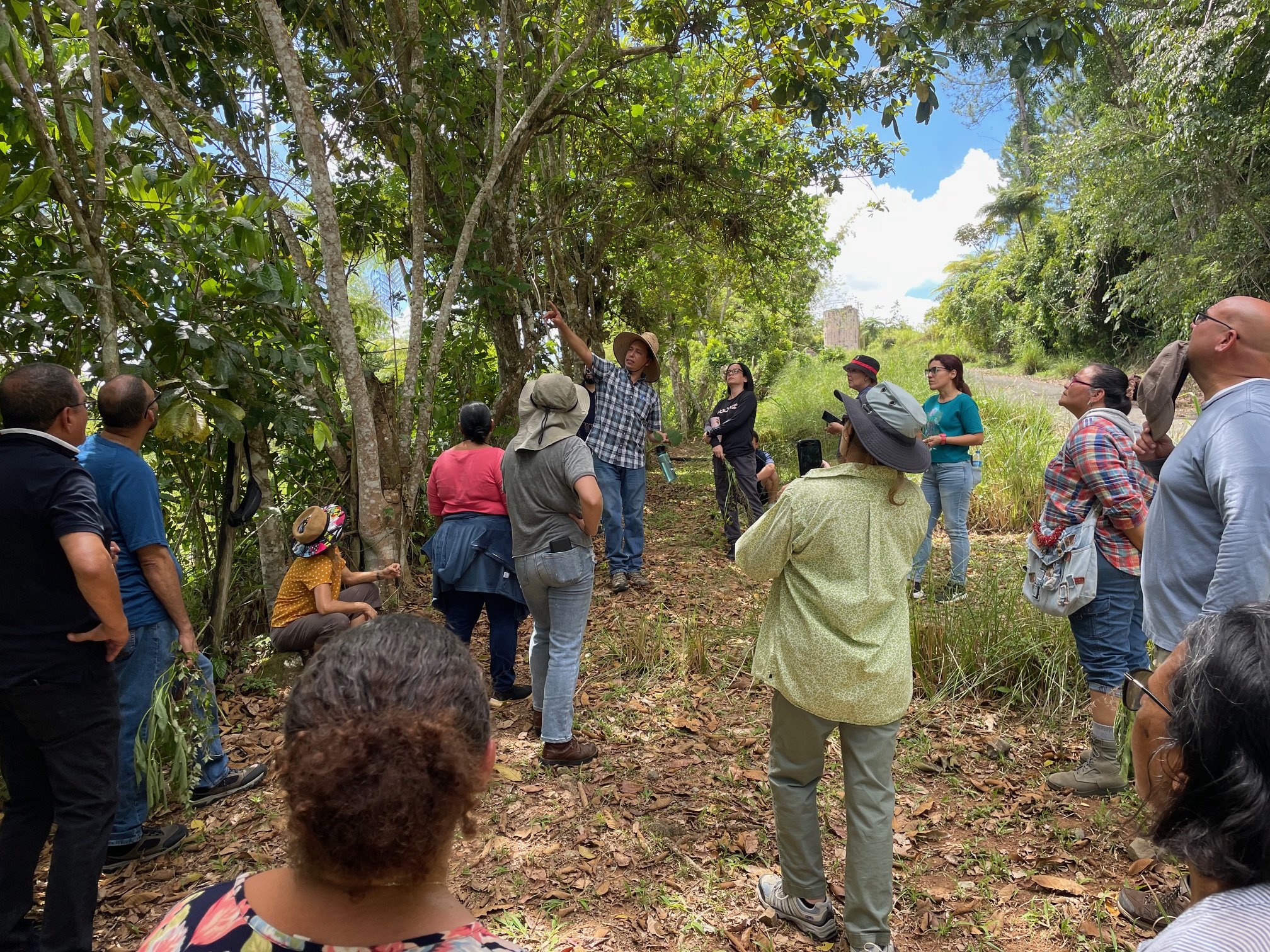Serie de talleres Cultivando Resiliencia
Clase 8: Introducción a los sistemas agroforestales Prácticas de Conservación de los recursos agrícolas; 18/05/2024
