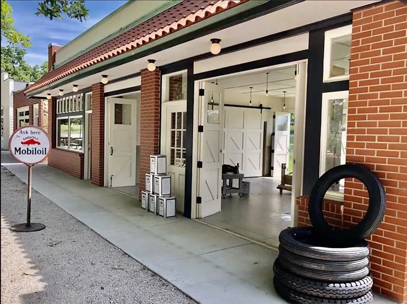 Antique garage in Shawnee Town