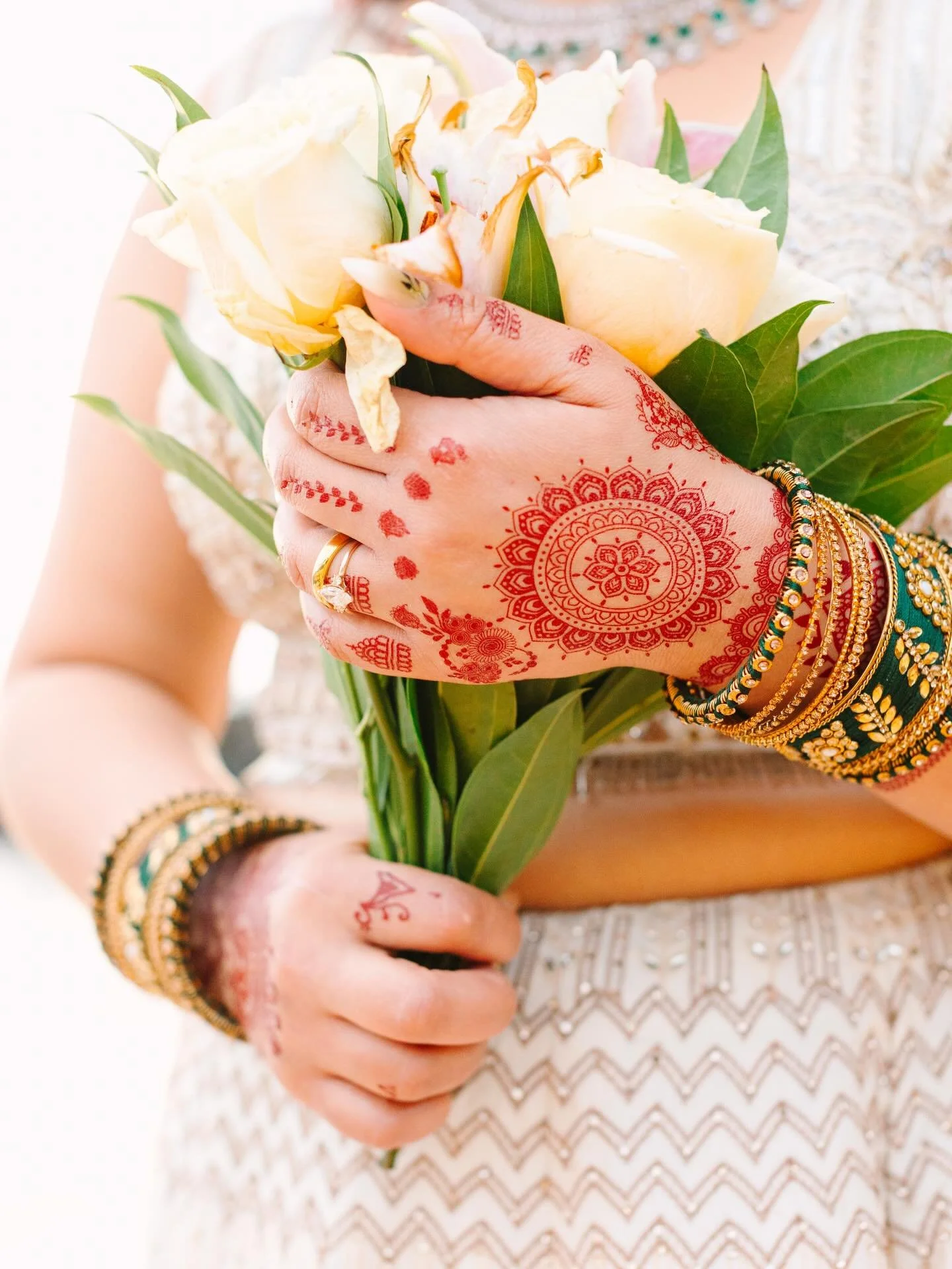 I absolutely loved the henna and other cultural details that this gorgeous Indian bride incorporated into her Maui elopement 💗