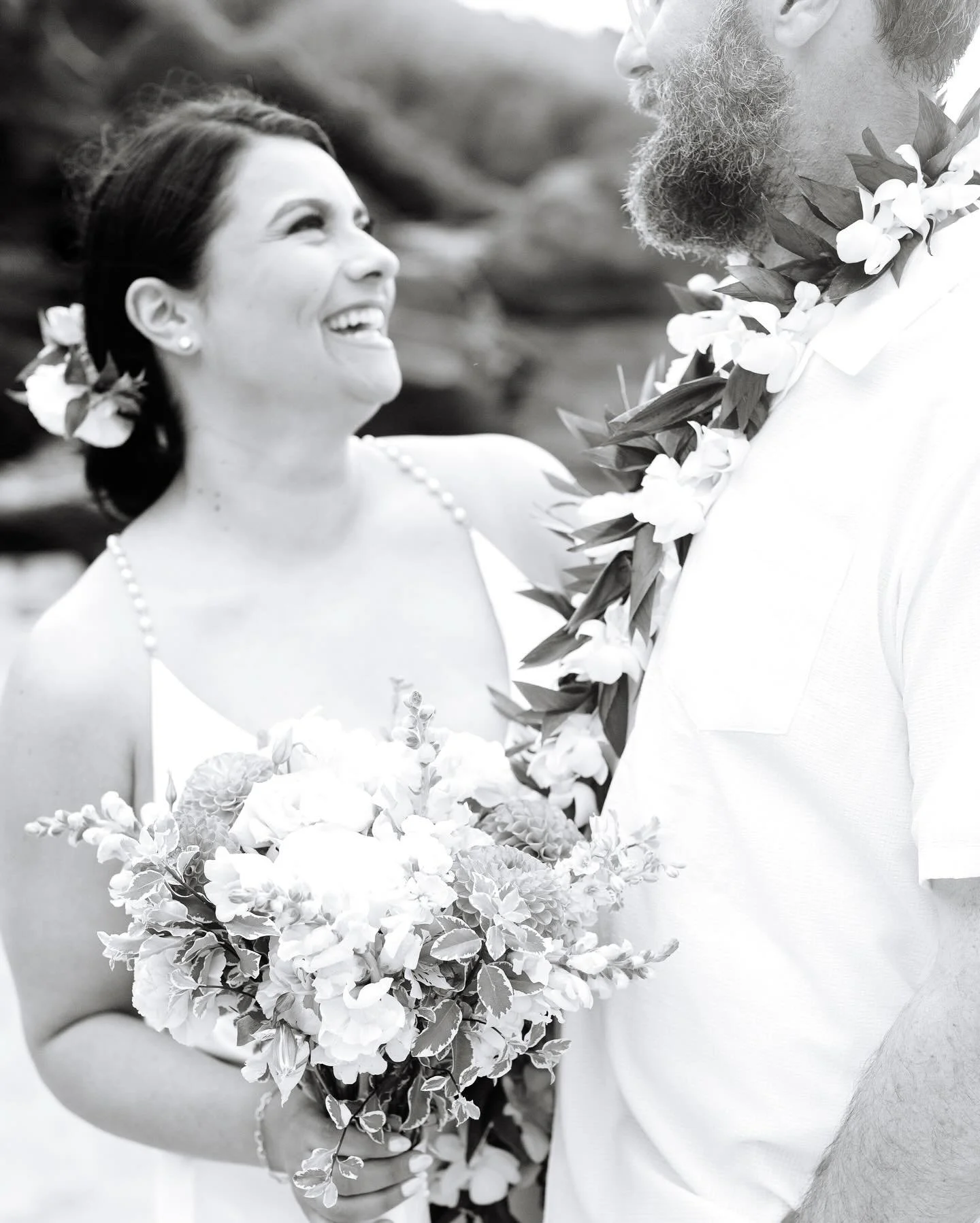 Fifteen years of marriage, celebrated in-between drops of soft rain on Maui&rsquo;s west side.  Rain is considered lucky on a wedding day in Hawaiian culture 🌧️ This couple fully embraced it, allowing the gentle showers to become a part of their sto