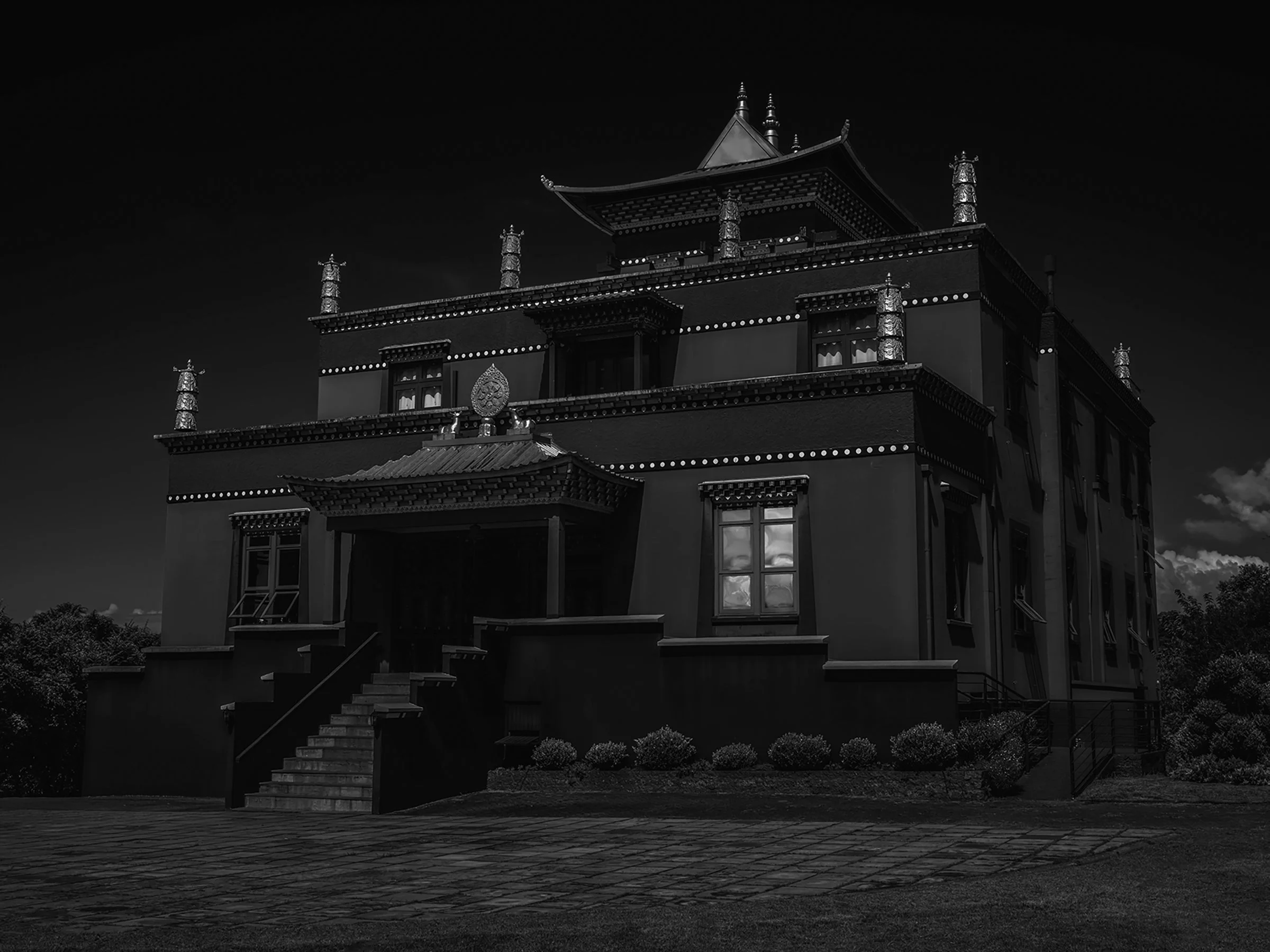 Prédio de arquitetura oriental, com várias camadas e detalhes ornamentais, em uma iluminação que destaca suas formas e detalhes.