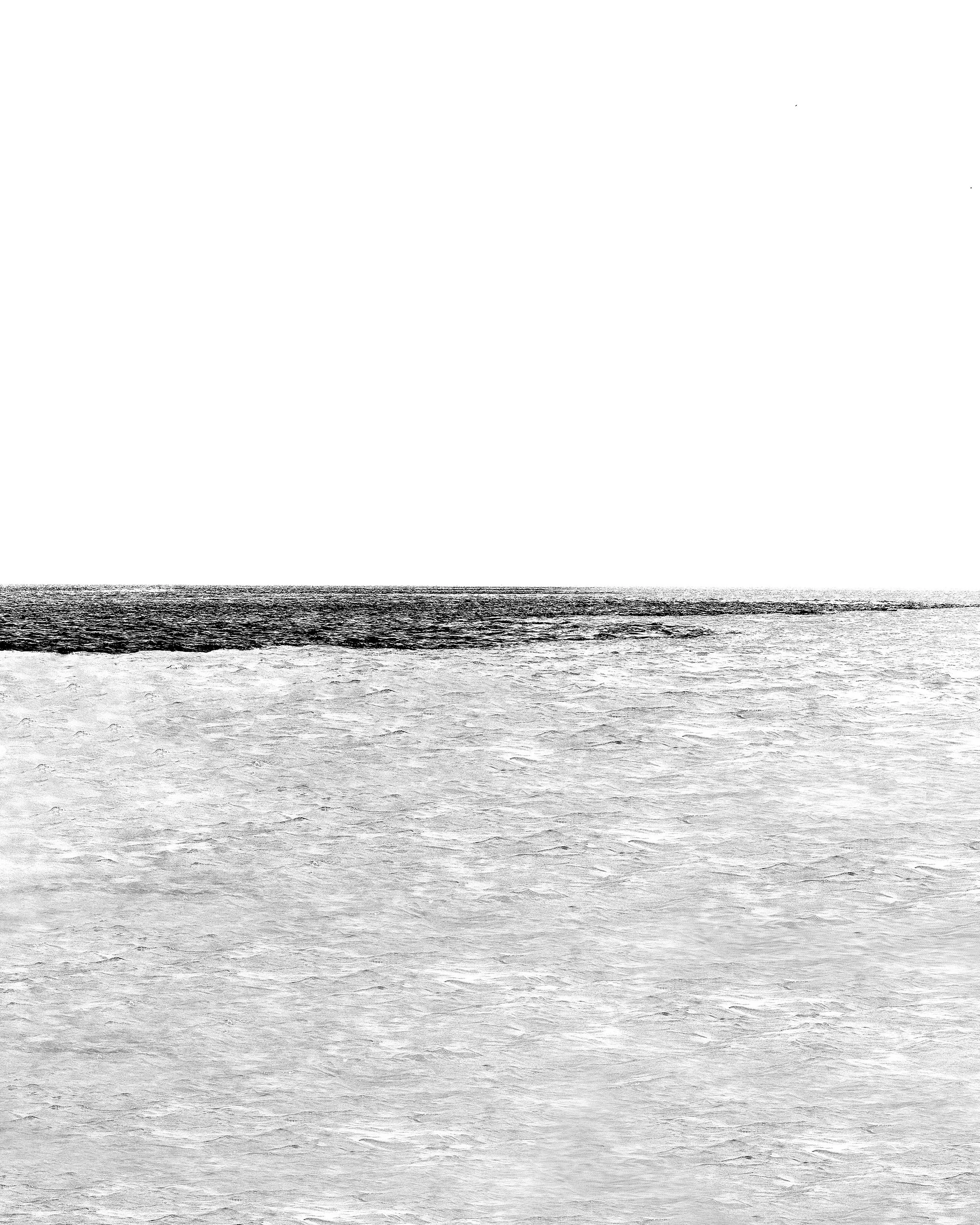 Mar aberto com ondas na água e céu claro