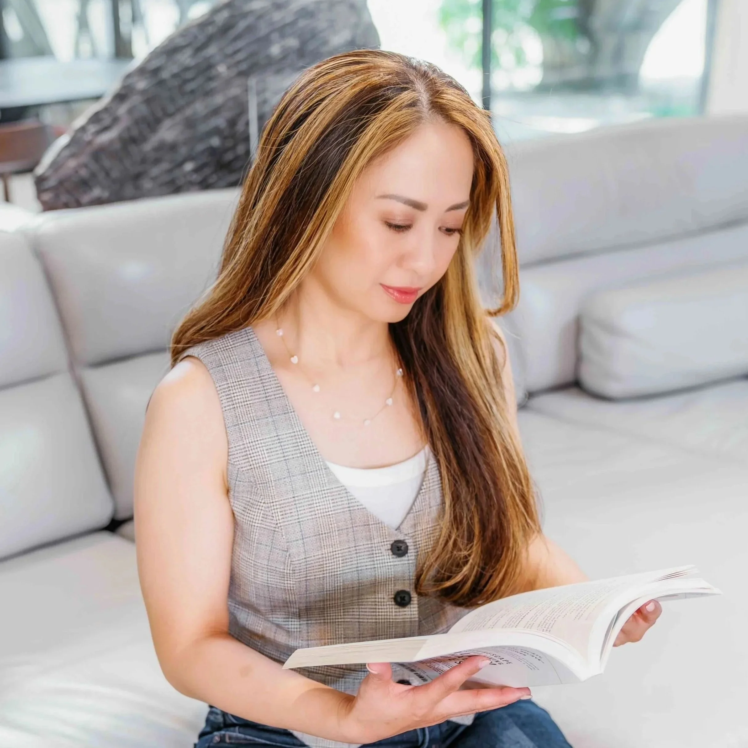 Jonna in a quiet moment of reflection, representing self-connection, clarity, and alignment through intuitive coaching at Wonder Mindset.