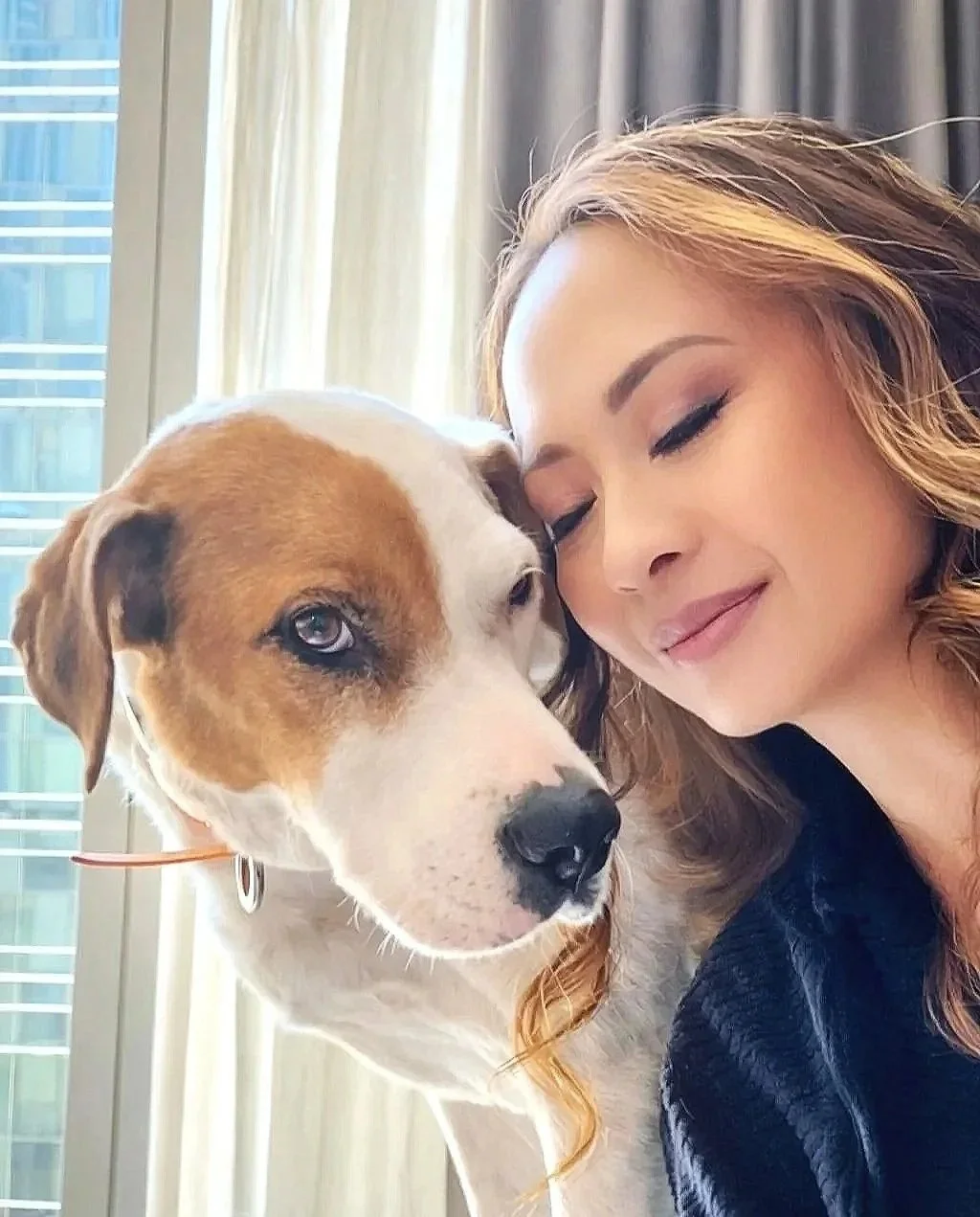 Jonna of Wonder Mindset sharing a quiet moment of connection and compassion, reflecting emotional presence, healing, and a heart-centered approach to coaching.