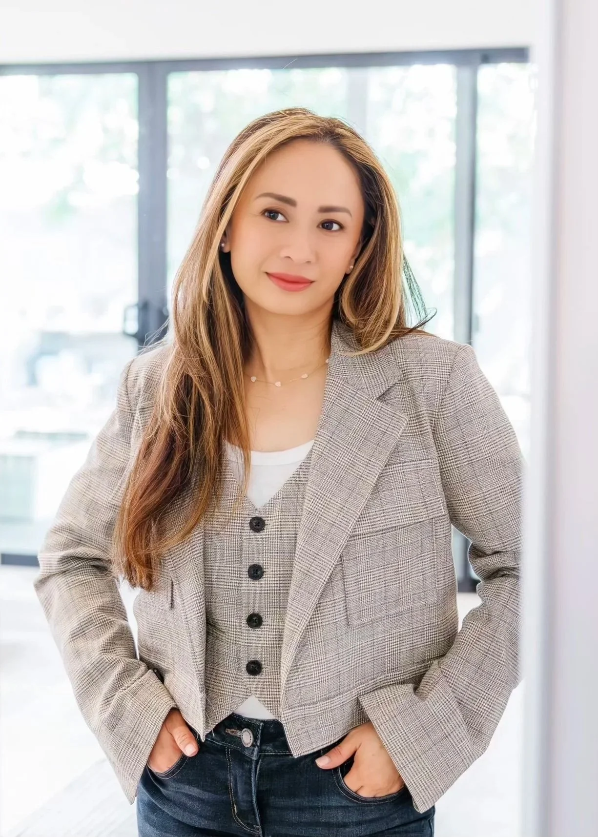 Jonna of Wonder Mindset embodying grounded presence and clarity, reflecting intuitive coaching for emotional awareness and alignment.