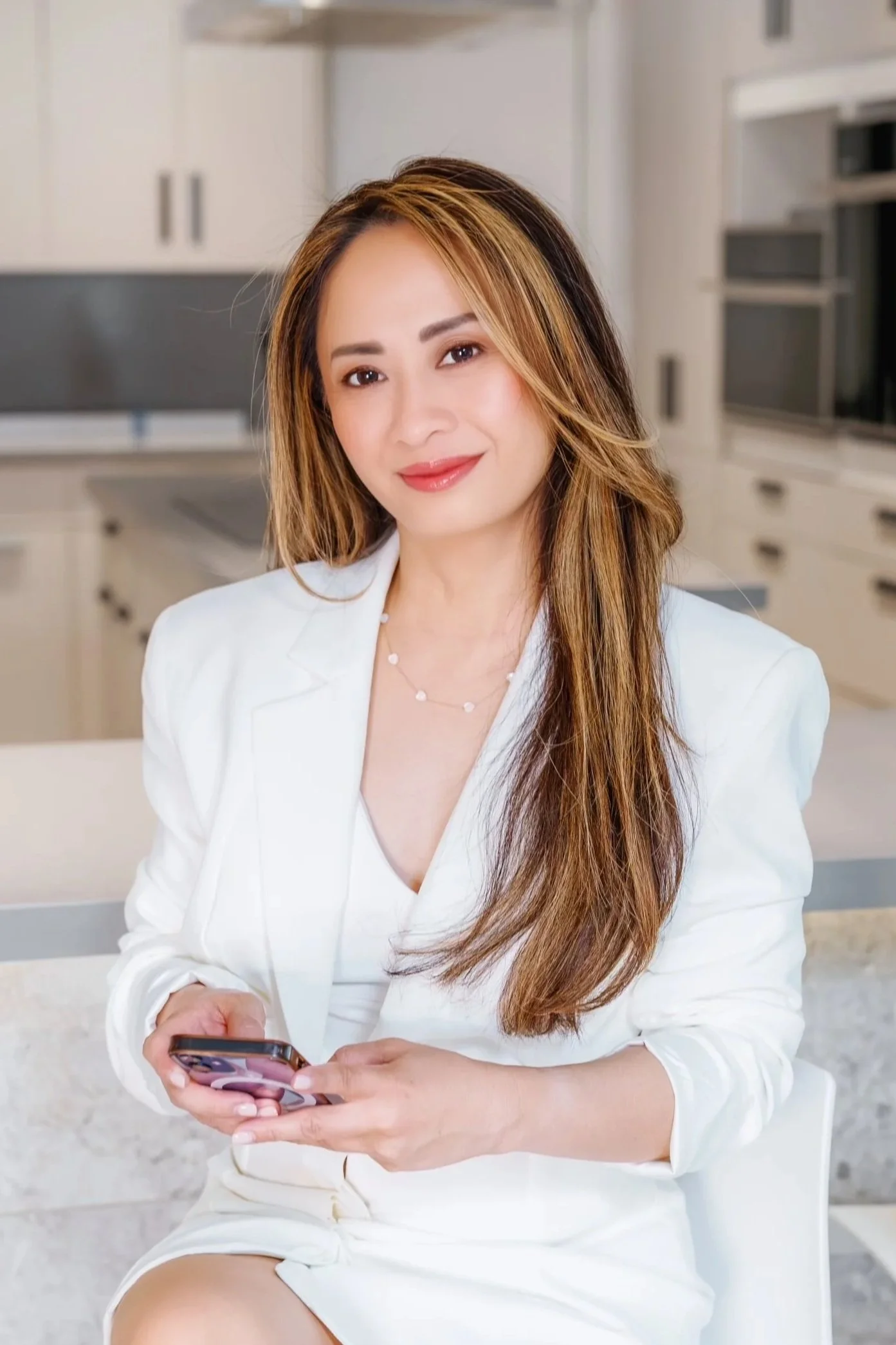 Confident woman embodying grounded presence and self-awareness, reflecting the calm and alignment supported through intuitive coaching at Wonder Mindset.