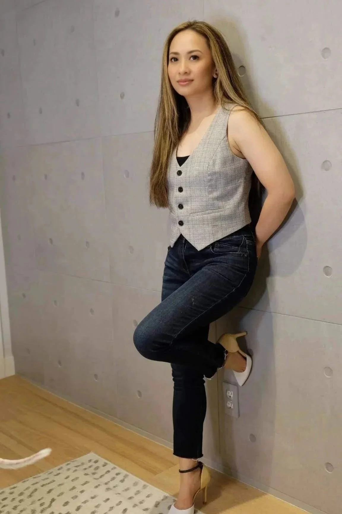 Jonna of Wonder Mindset embodying grounded presence and self-awareness, reflecting intuitive coaching for clarity, emotional awareness, and alignment.