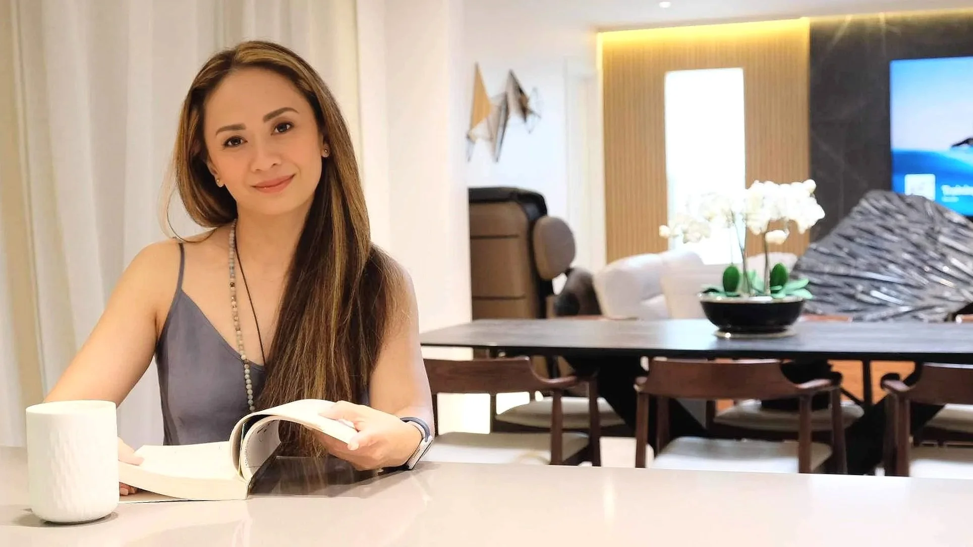 Jonna of Wonder Mindset in a calm, reflective moment, representing self-connection, emotional awareness, and a grounded approach to intuitive coaching.