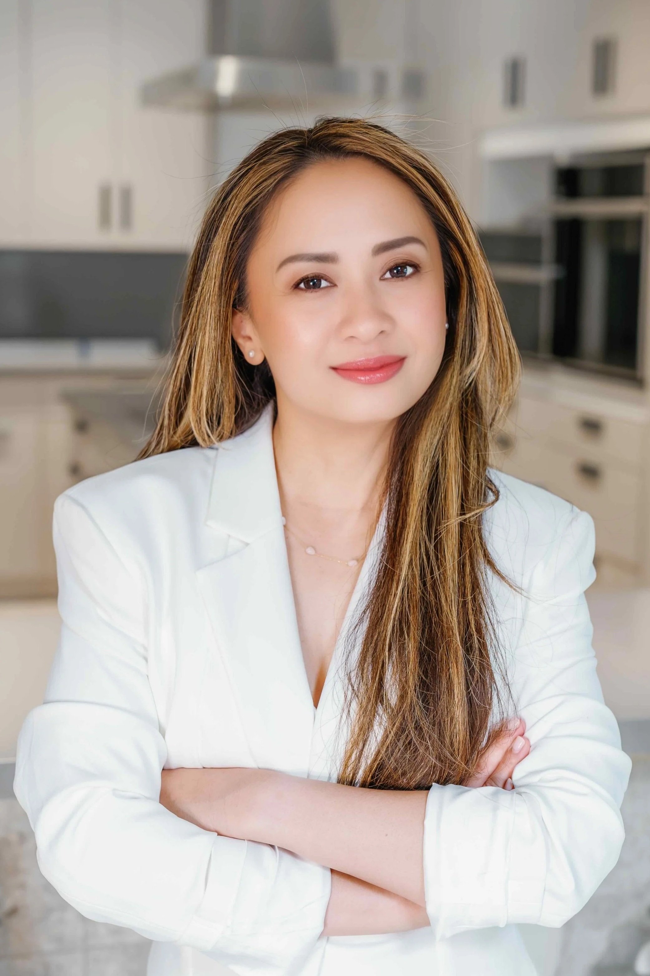 Jonna of Wonder Mindset embodying calm confidence and grounded presence, reflecting intuitive coaching for clarity and emotional awareness.