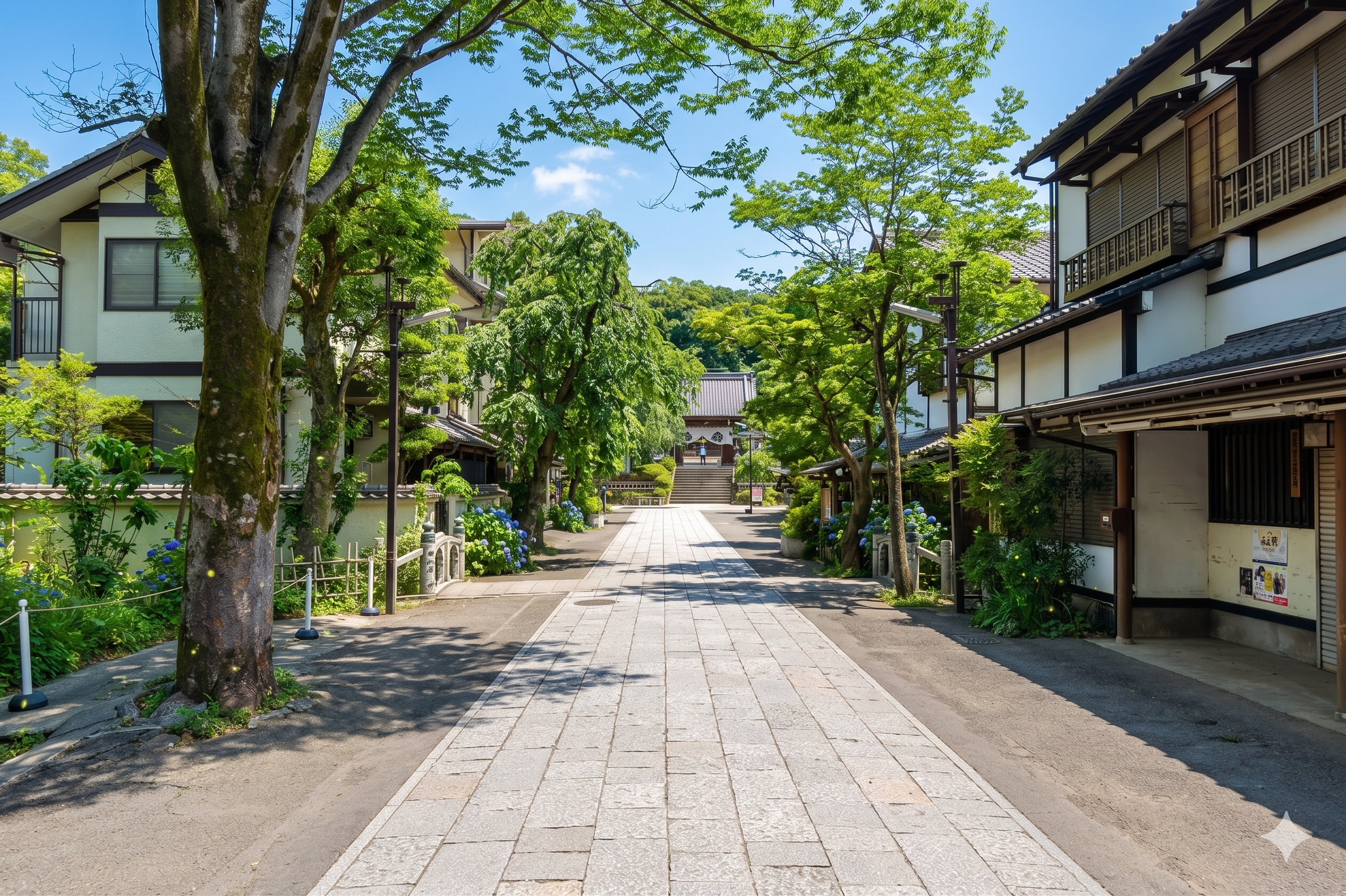 青空の下に並ぶ木々と伝統的な日本の建物が見える参道の景色。