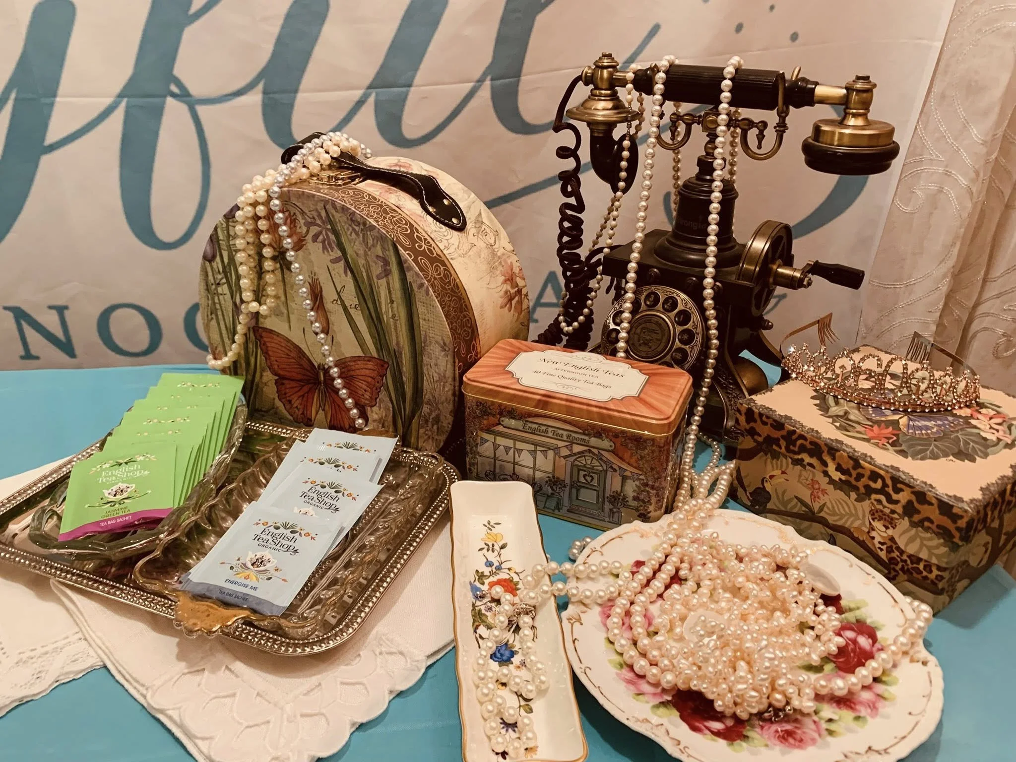Having some vintage decor allows everyone to feel comfortable to have fun at their experiences.