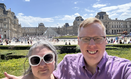 A couple and the Louvre Museum