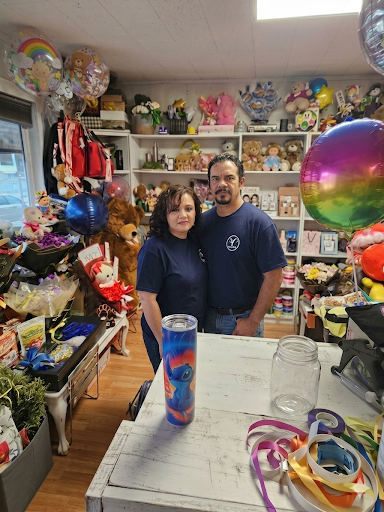 fundadores de Yanse Boutique de Regalos en el espacio donde crean experiencias en conjunto con sus clientes