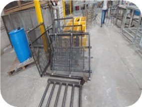 Escalera mecánica caída en un pasillo de un almacén o centro comercial.