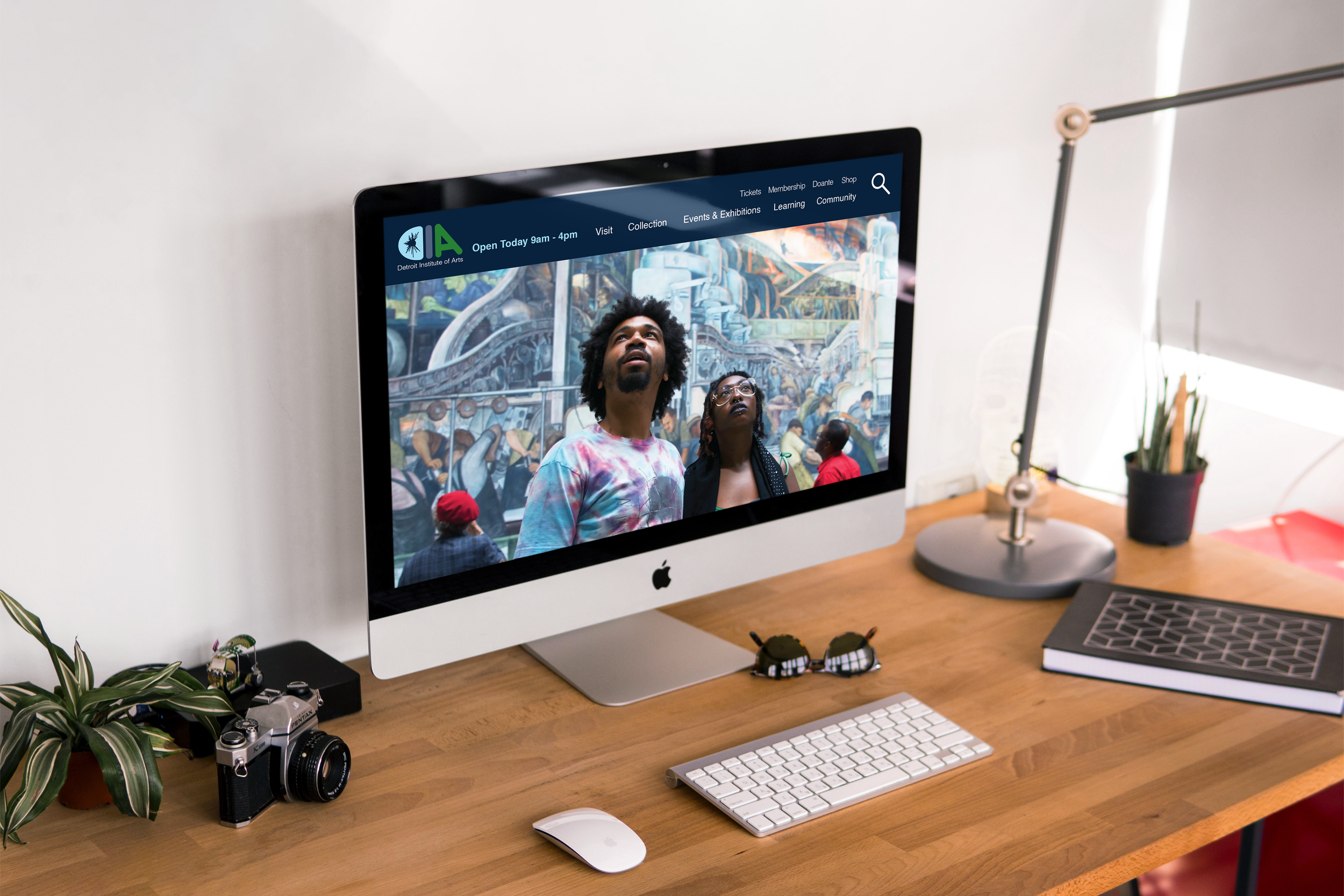 iMac on Desk PSD Mockup.png