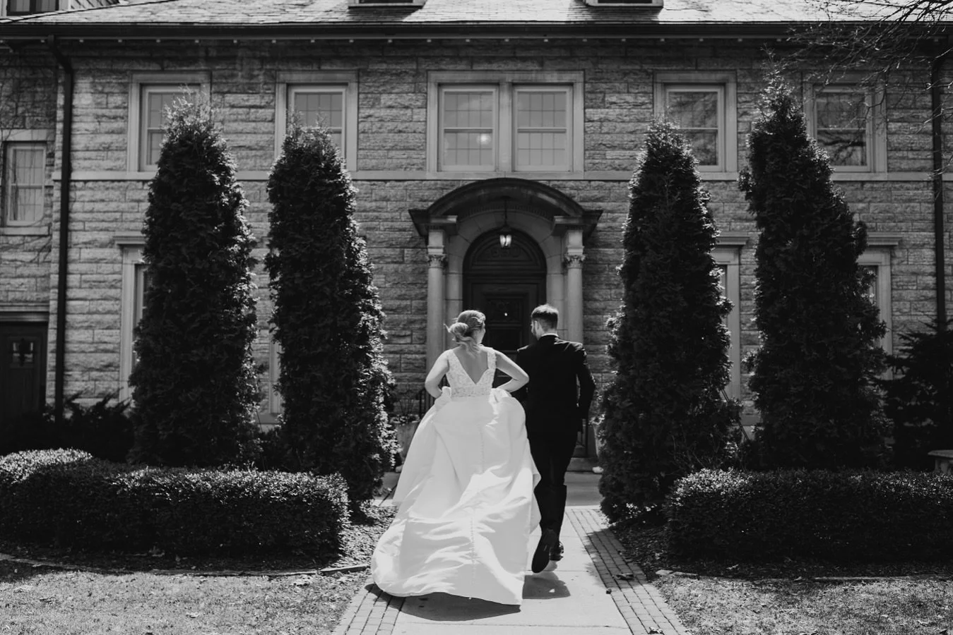 Normally, I would say that the goal of your wedding day is to plan enough to NOT run around all day..

But like, in this case, with these hedges.. 😏💁🏼&zwj;♀️