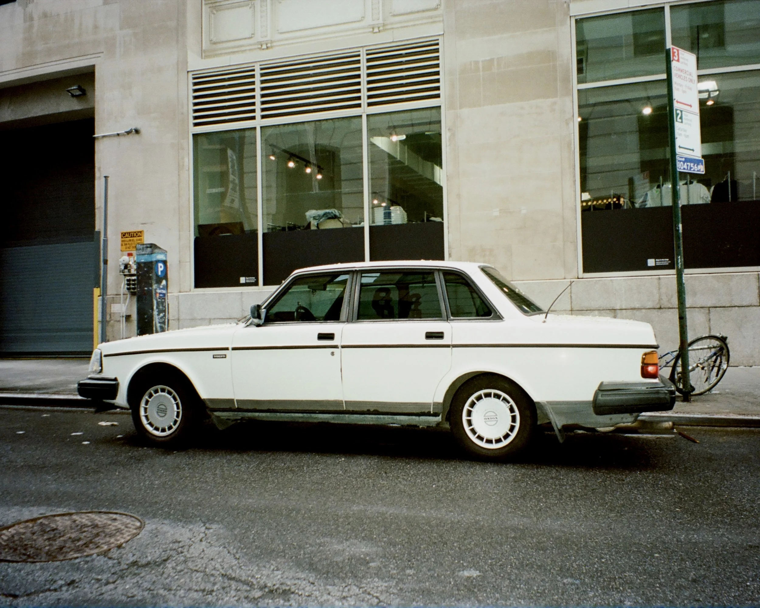 Photo of a white car from the 80s on the street
