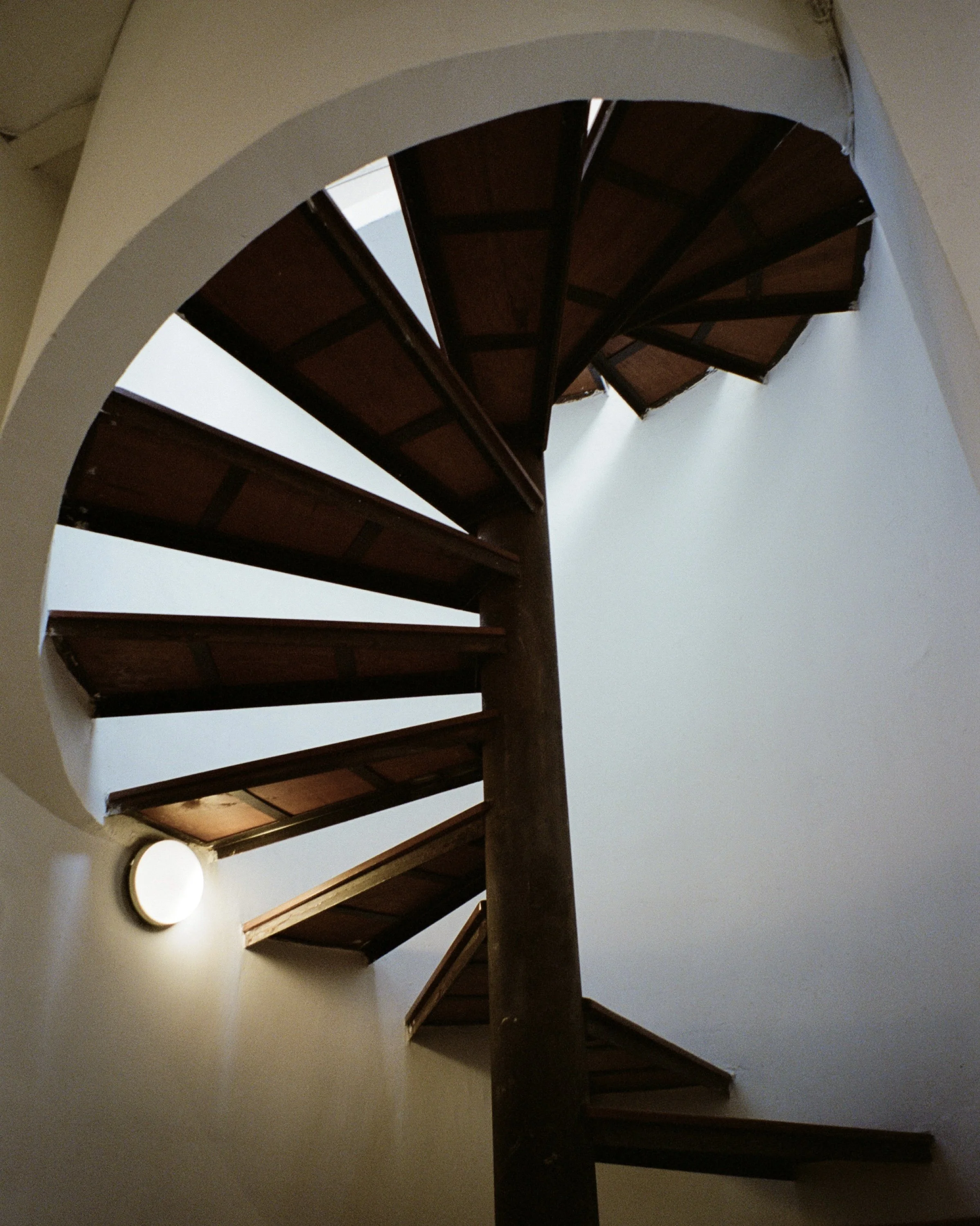 A spiral staircase with wooden steps