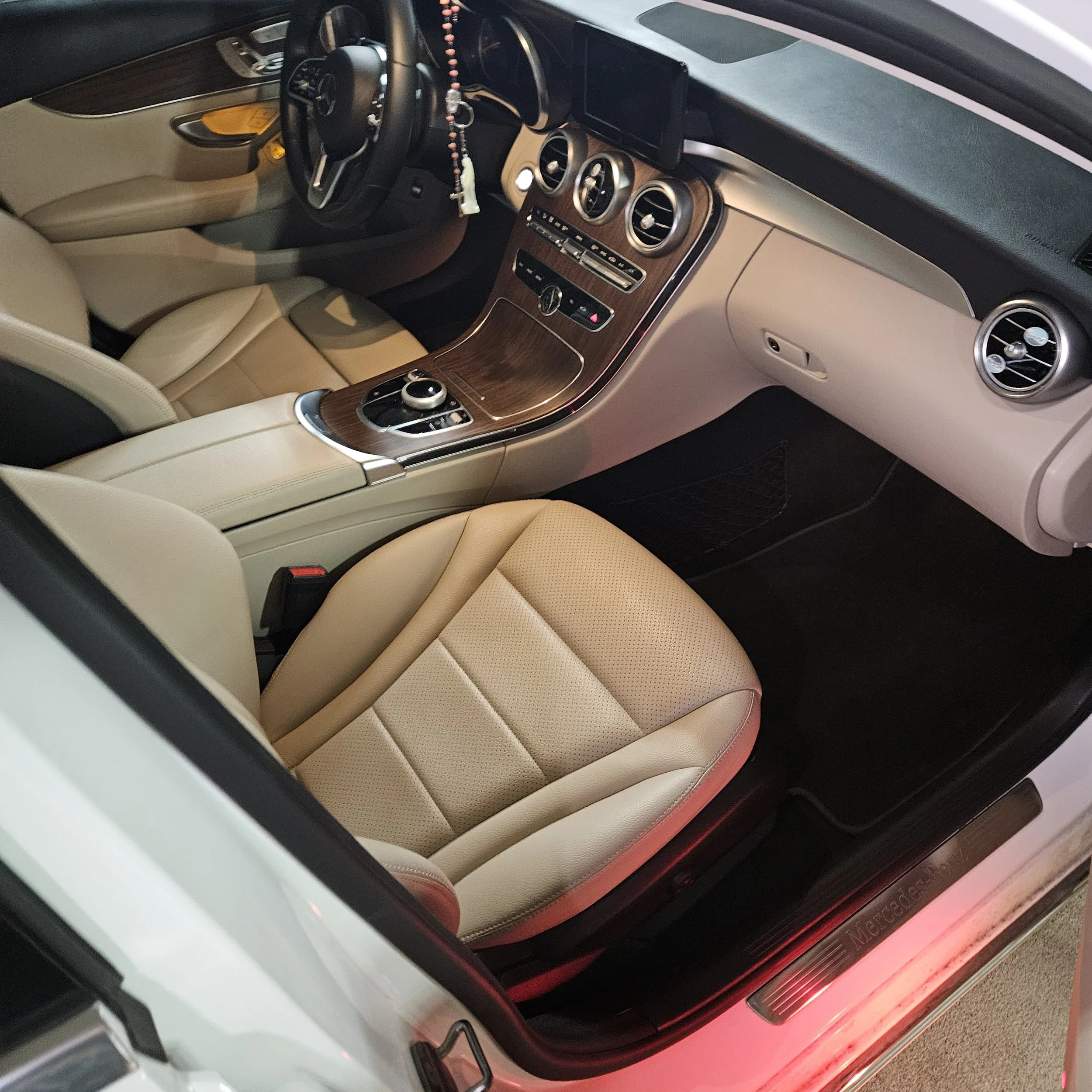 Mercedes Detail tan interior mobile