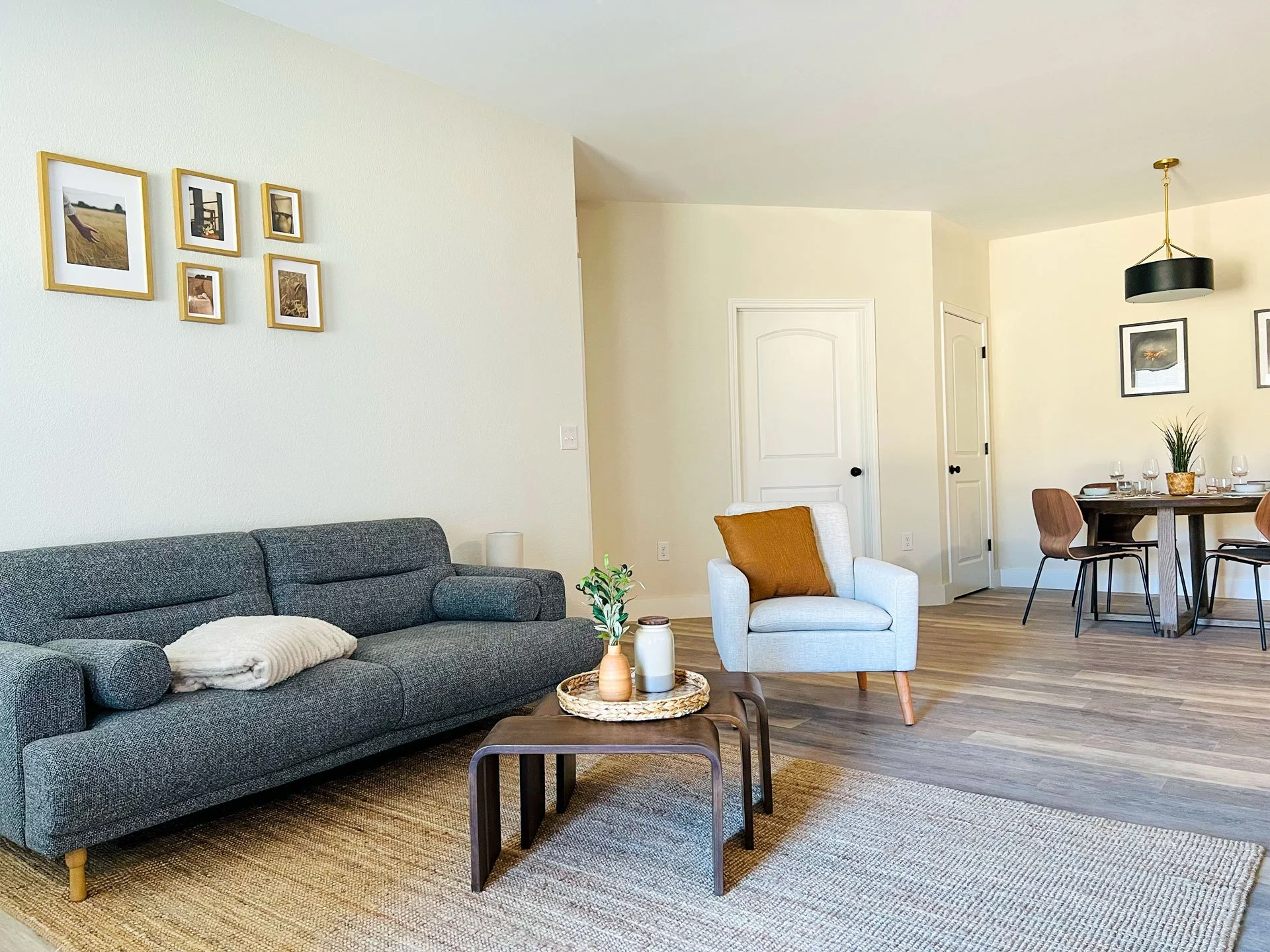 living_room_02.jpg