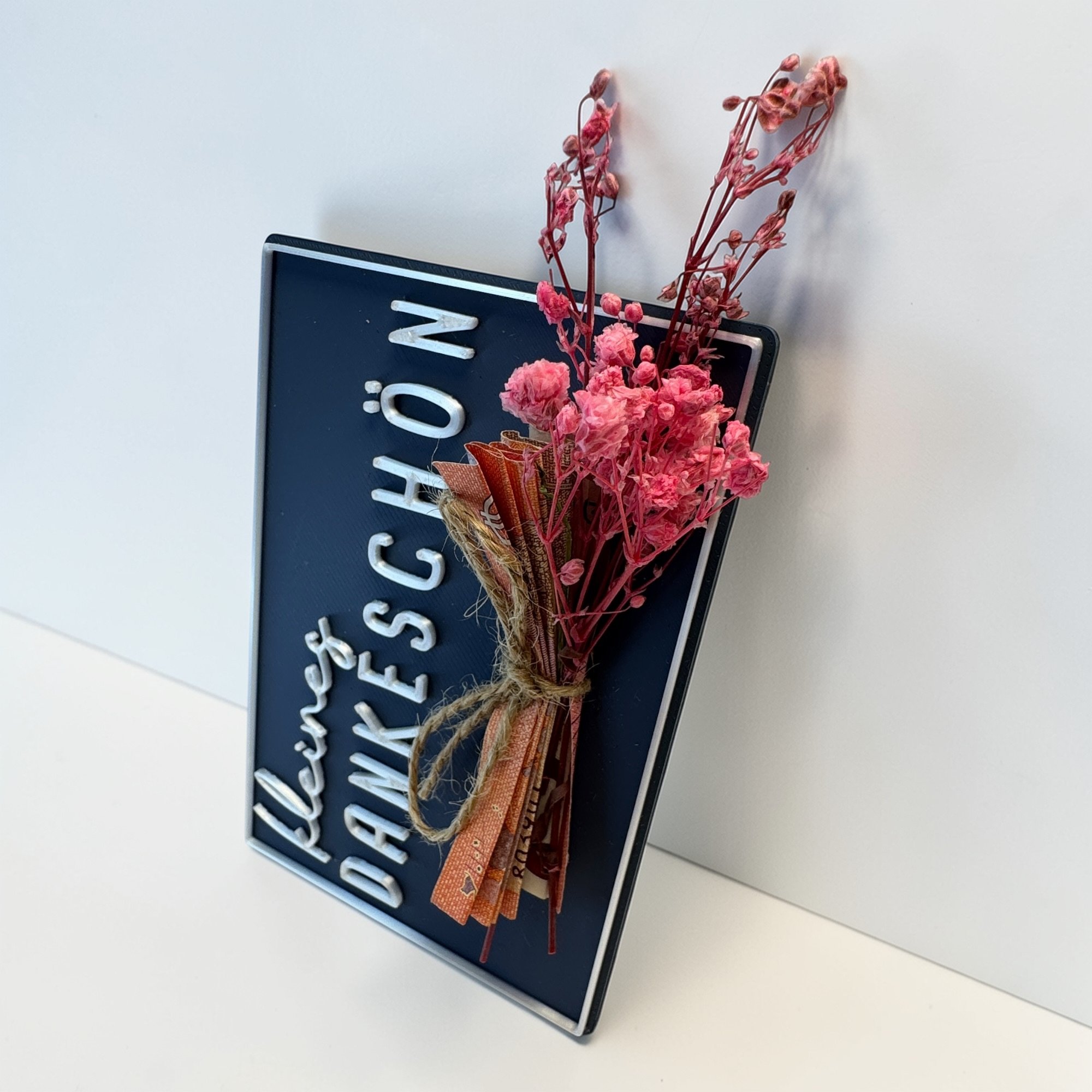 Dunkelblaue Geldgeschenk Karte kleines Dankeschön seitlich aufgestellt, mit weißem Schriftzug, Trockenblumen und befestigtem Schein