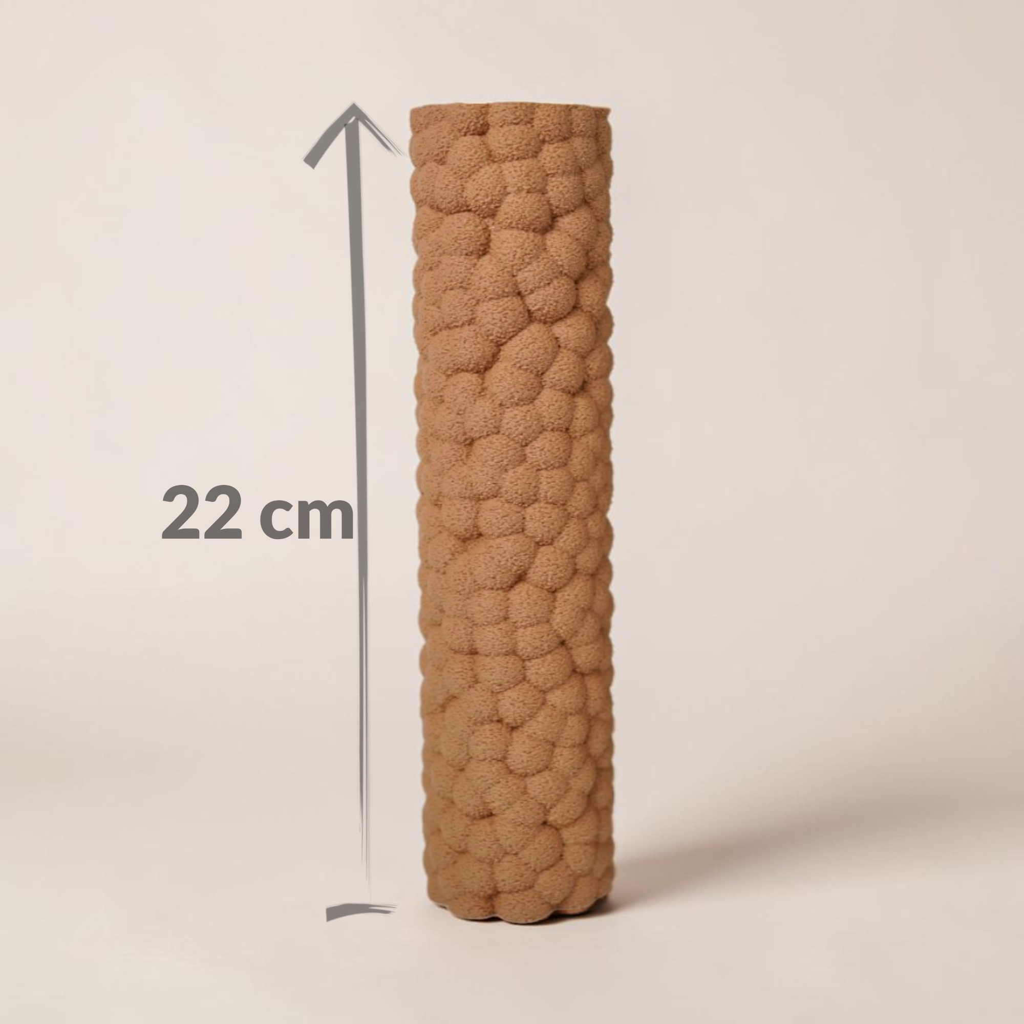 Schmale Brisa Dekovase in Beige mit blasenartiger Struktur und eingeblendeter Höhenangabe von 22 cm auf hellem Hintergrund.