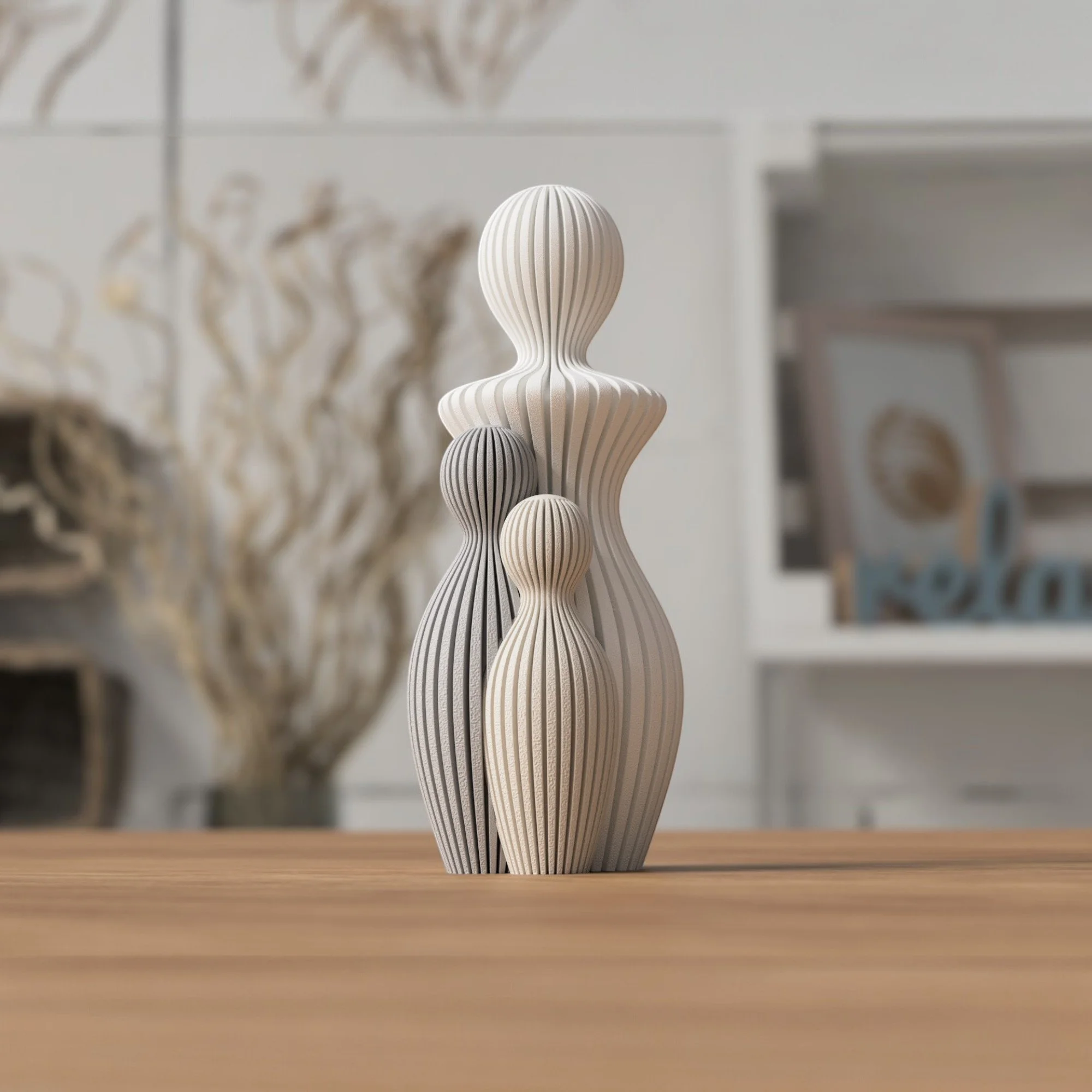 Abstrakte Mutterfigur mit drei Kindern vor dezentem Wohnhintergrund, ruhiges Design mit sanften Formen als Symbol für familiäre Verbundenheit