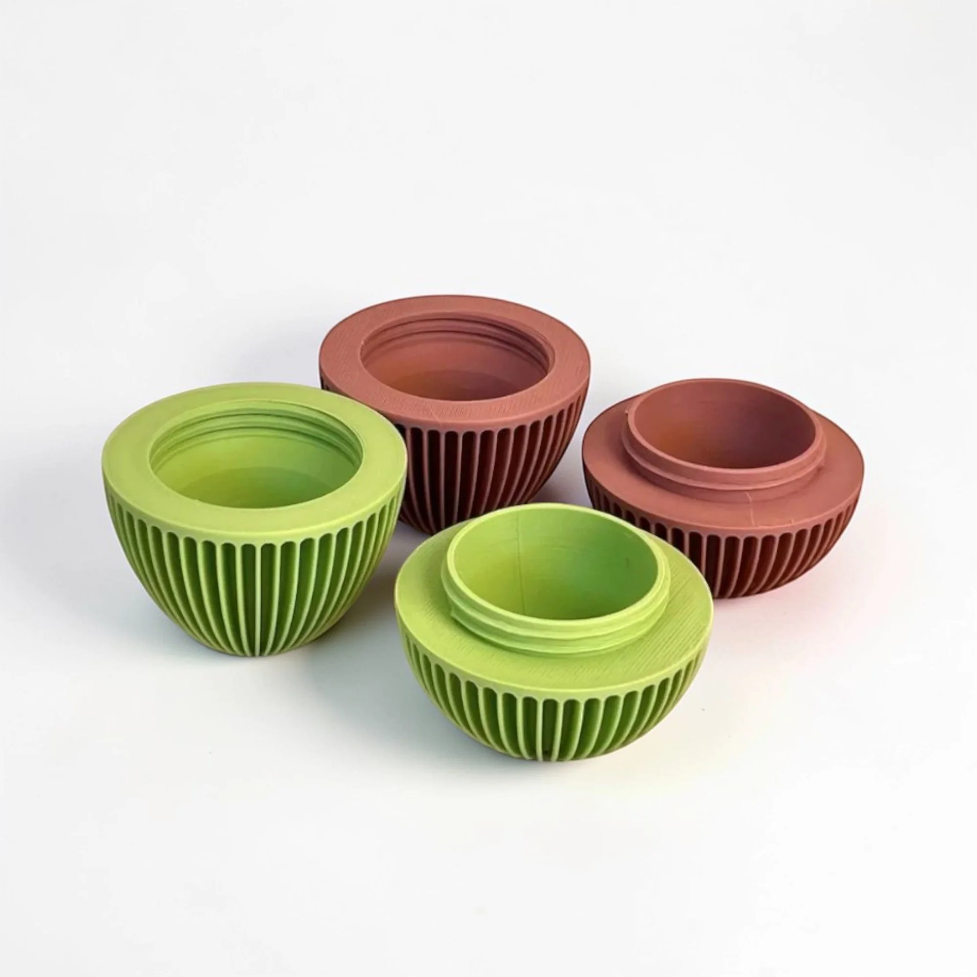 Geöffnete Ostereier zum Befüllen in Grün und Terrakotta mit sichtbarem Innenraum und Drehverschluss, übersichtlich als Detailansicht arrangiert.