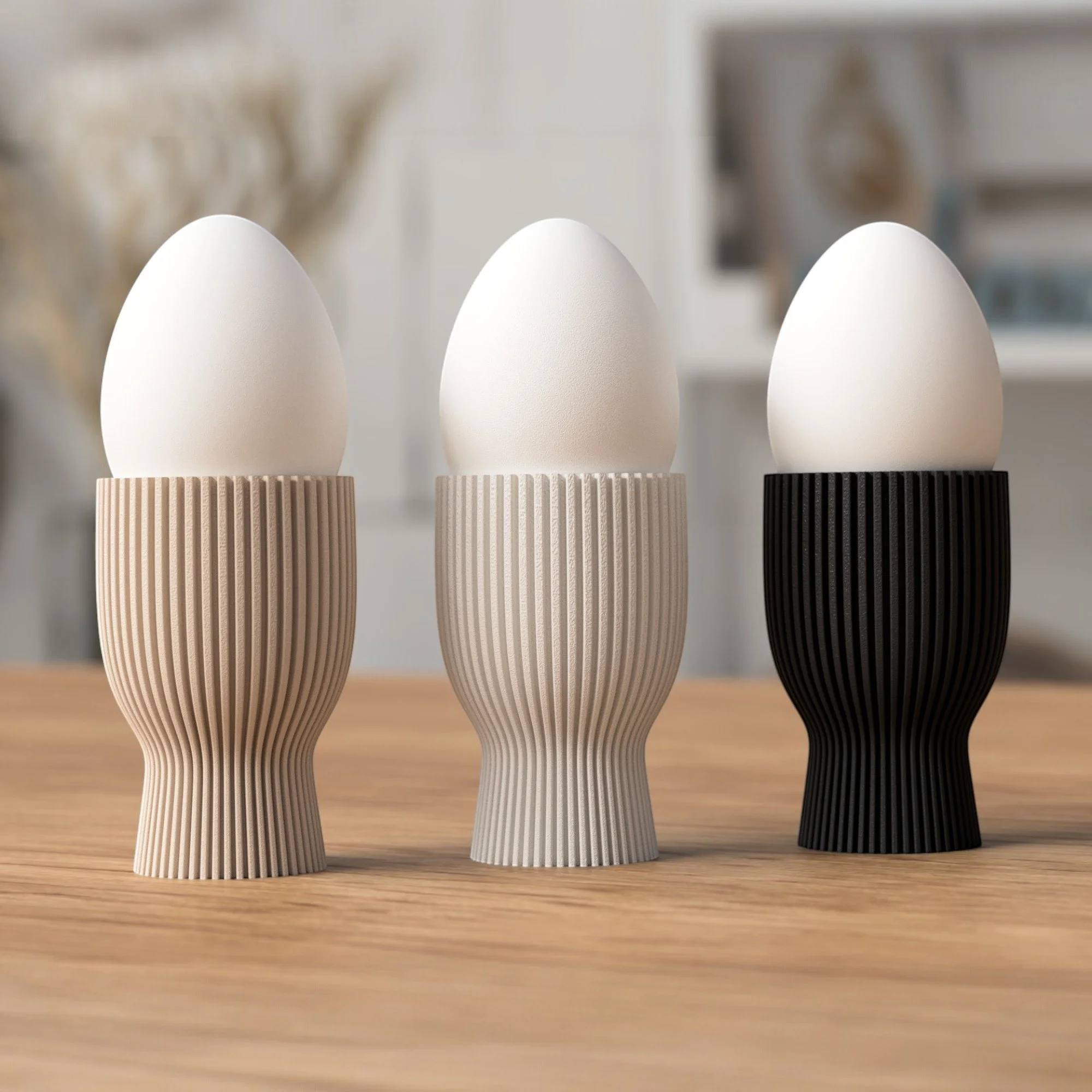 Wendbarer Eierbecher in drei Farbvarianten mit eingelegtem Ei, moderne Tischdeko für Osterfrühstück, Brunch und festlich gedeckten Tisch.