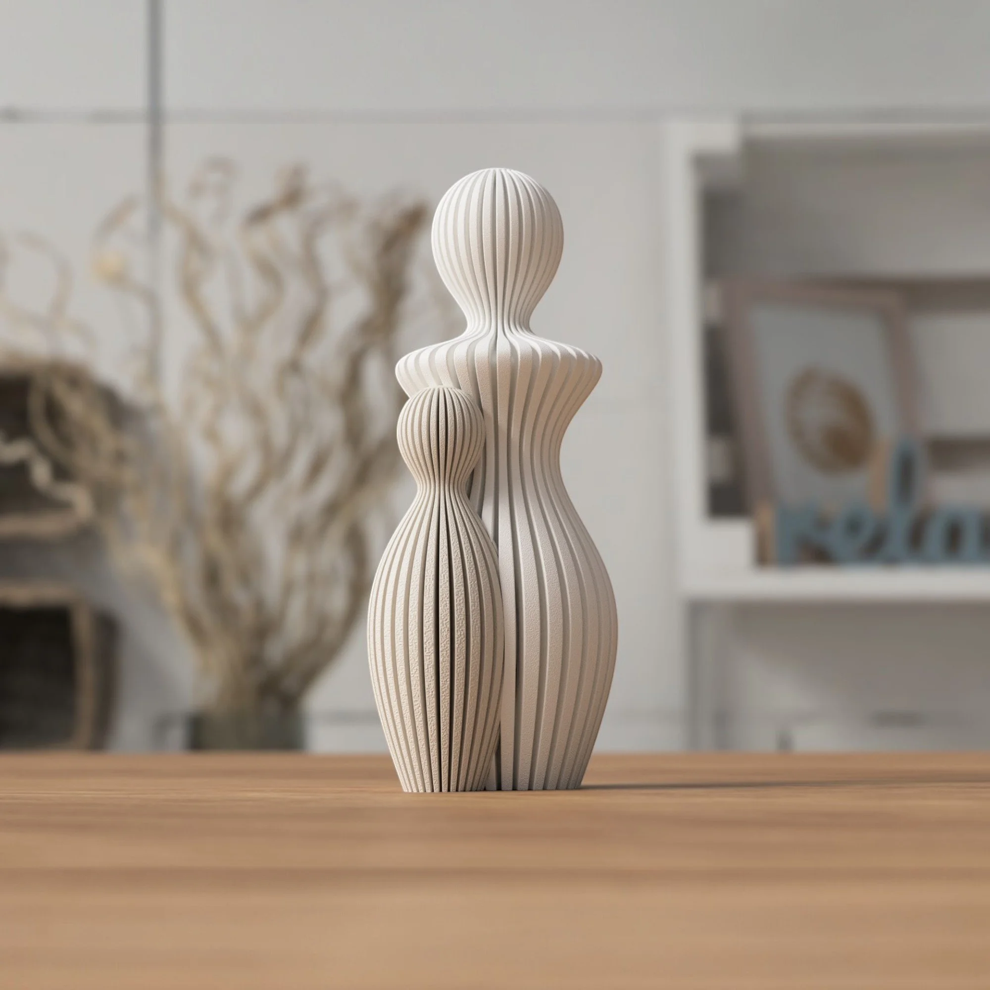 Stilisierte Mutterfigur mit zwei Kindern in organischer Linienführung auf Holzoberfläche, harmonische Familienfigur als dekoratives Wohnaccessoire